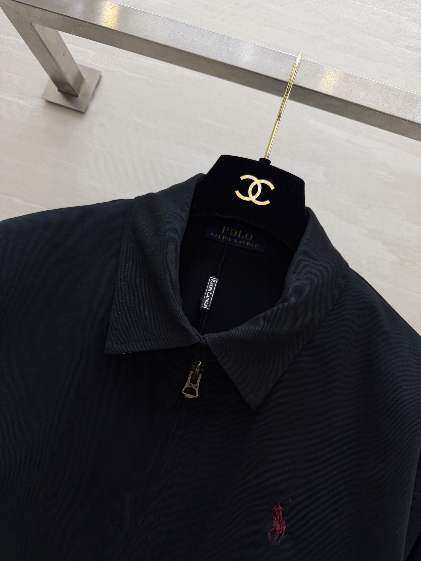 经典美式风 🐎永不过时的Polo经典款夹克白/黑两色可选，干净又百搭翻领+拉链设计，利落又显精神下摆松紧