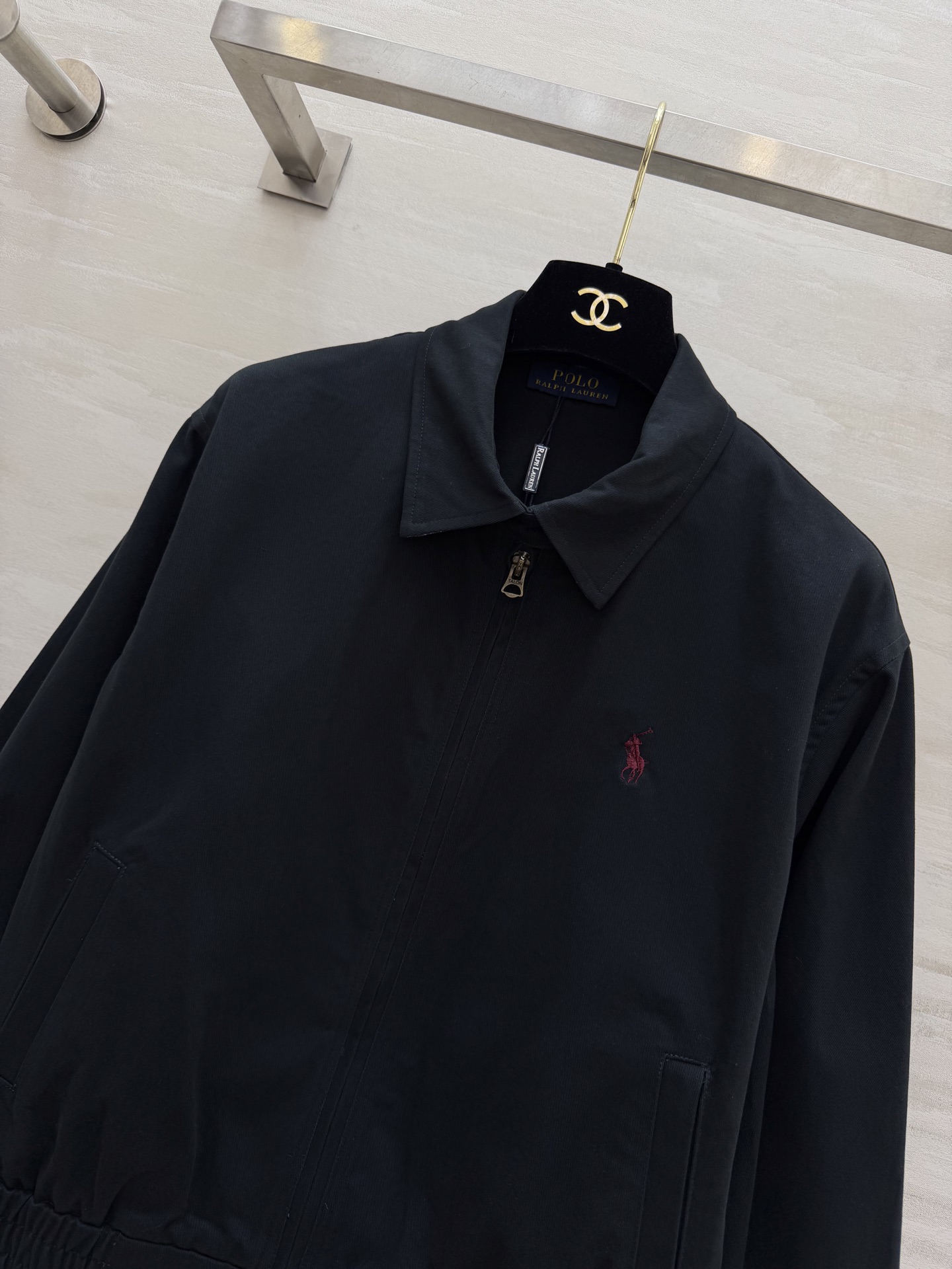 经典美式风 🐎永不过时的Polo经典款夹克白/黑两色可选，干净又百搭翻领+拉链设计，利落又显精神下摆松紧