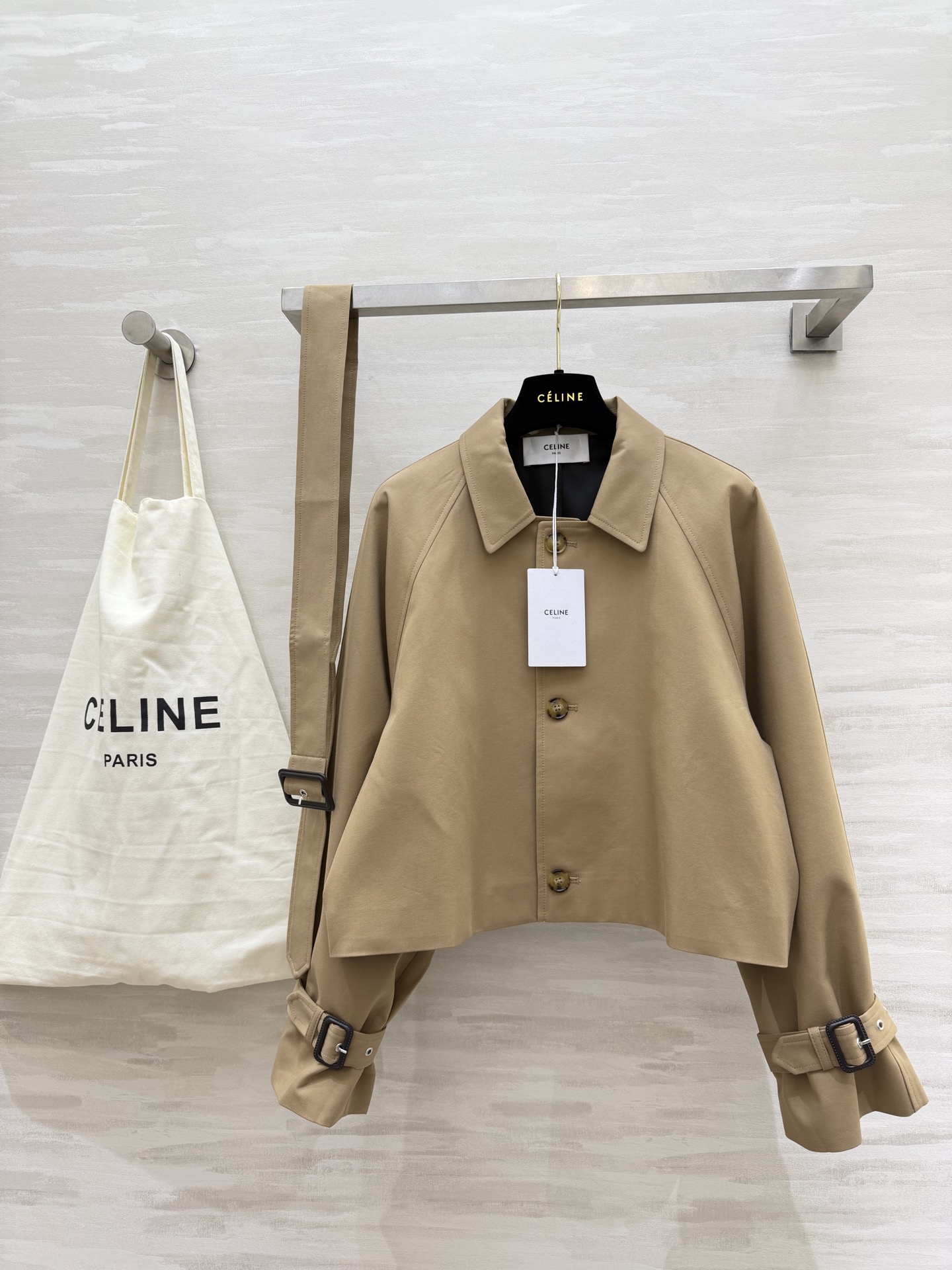 #Celin♡²⁶法式复古风风衣外套 把巴黎的松弛感穿在身上 经典卡其色短款 翻领插肩袖 利落又显随性 