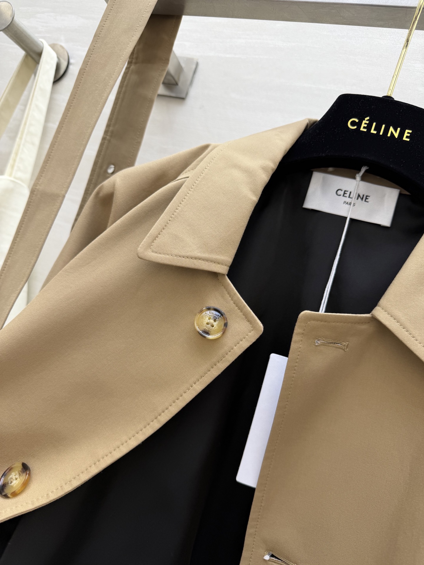 #Celin♡²⁶法式复古风风衣外套 把巴黎的松弛感穿在身上 经典卡其色短款 翻领插肩袖 利落又显随性 