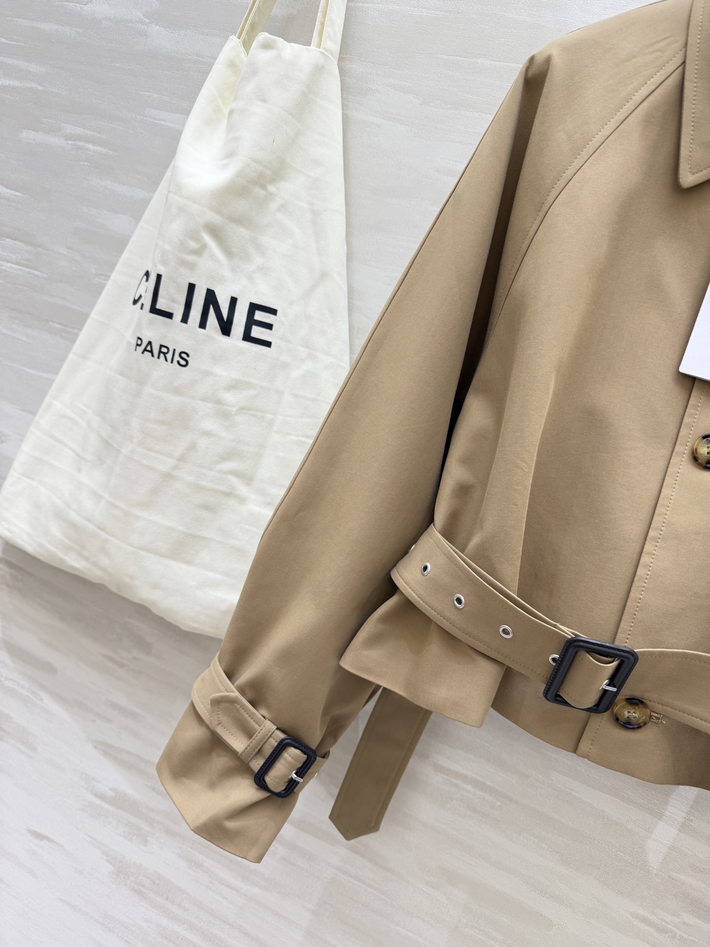 #Celin♡²⁶法式复古风风衣外套 把巴黎的松弛感穿在身上 经典卡其色短款 翻领插肩袖 利落又显随性 