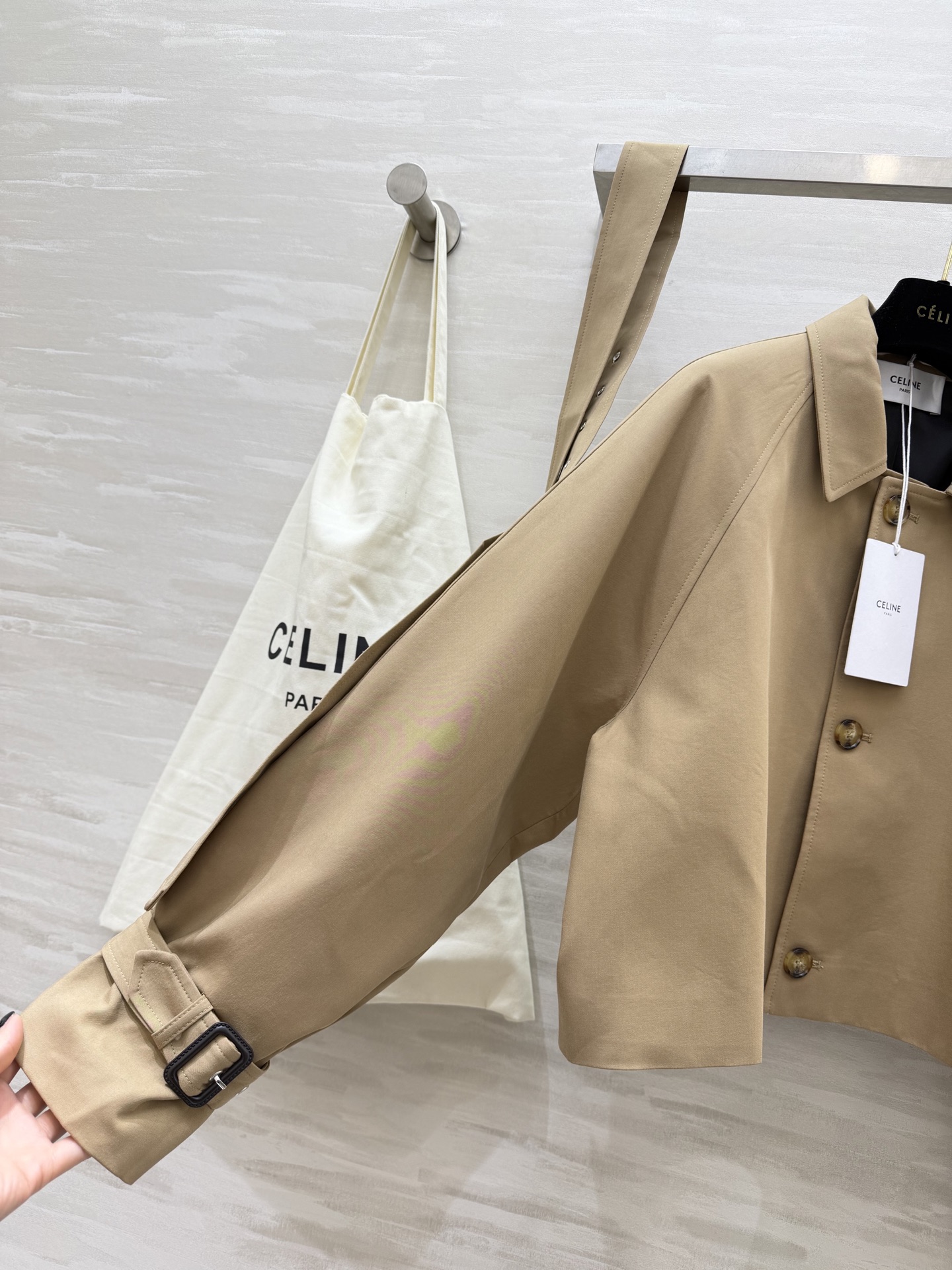 #Celin♡²⁶法式复古风风衣外套 把巴黎的松弛感穿在身上 经典卡其色短款 翻领插肩袖 利落又显随性 