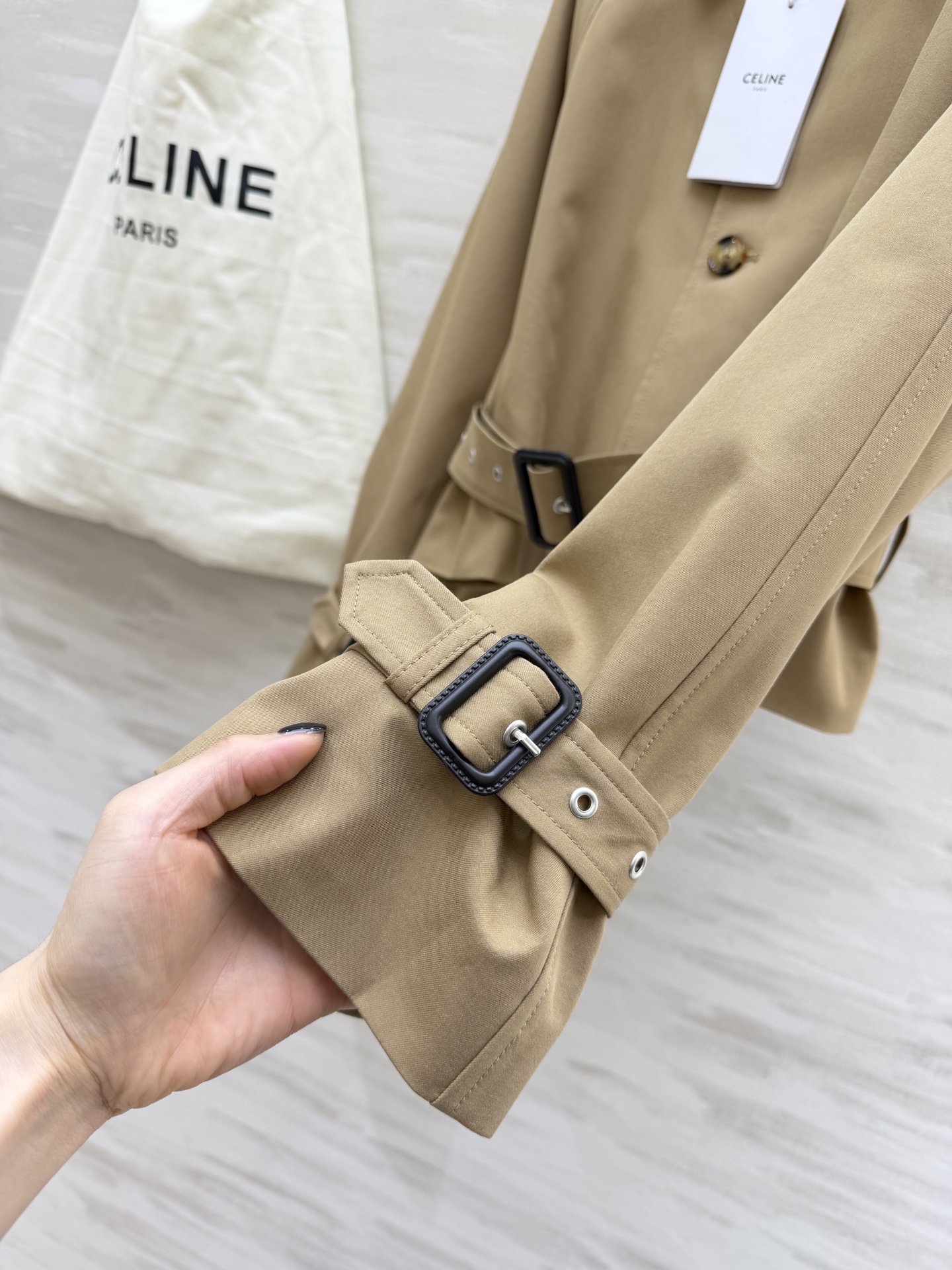 #Celin♡²⁶法式复古风风衣外套 把巴黎的松弛感穿在身上 经典卡其色短款 翻领插肩袖 利落又显随性 