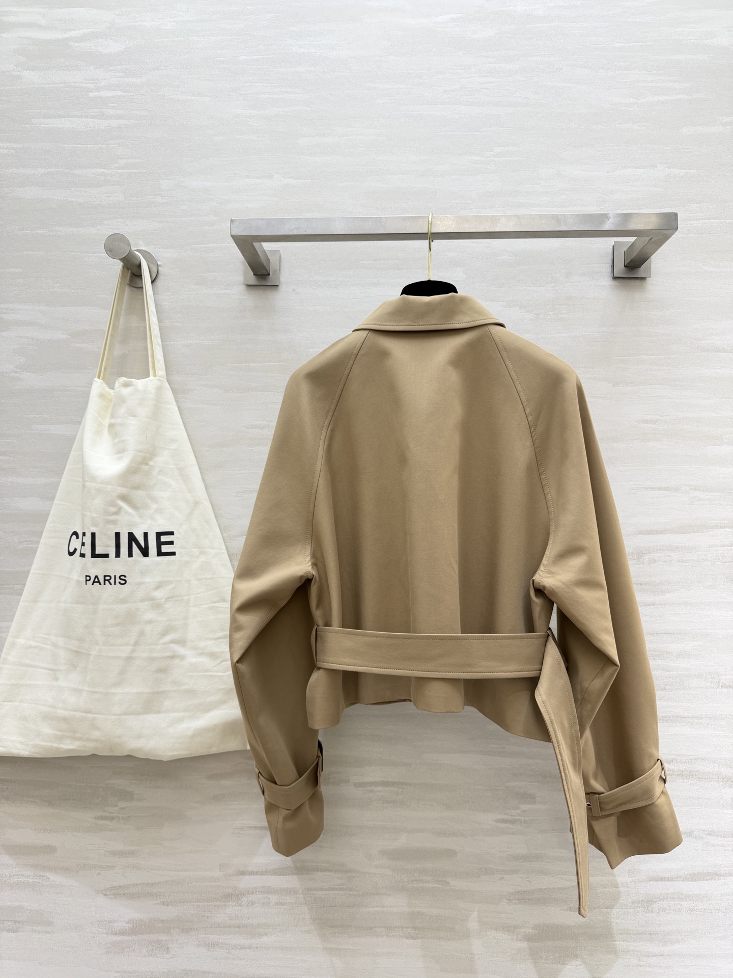 #Celin♡²⁶法式复古风风衣外套 把巴黎的松弛感穿在身上 经典卡其色短款 翻领插肩袖 利落又显随性 