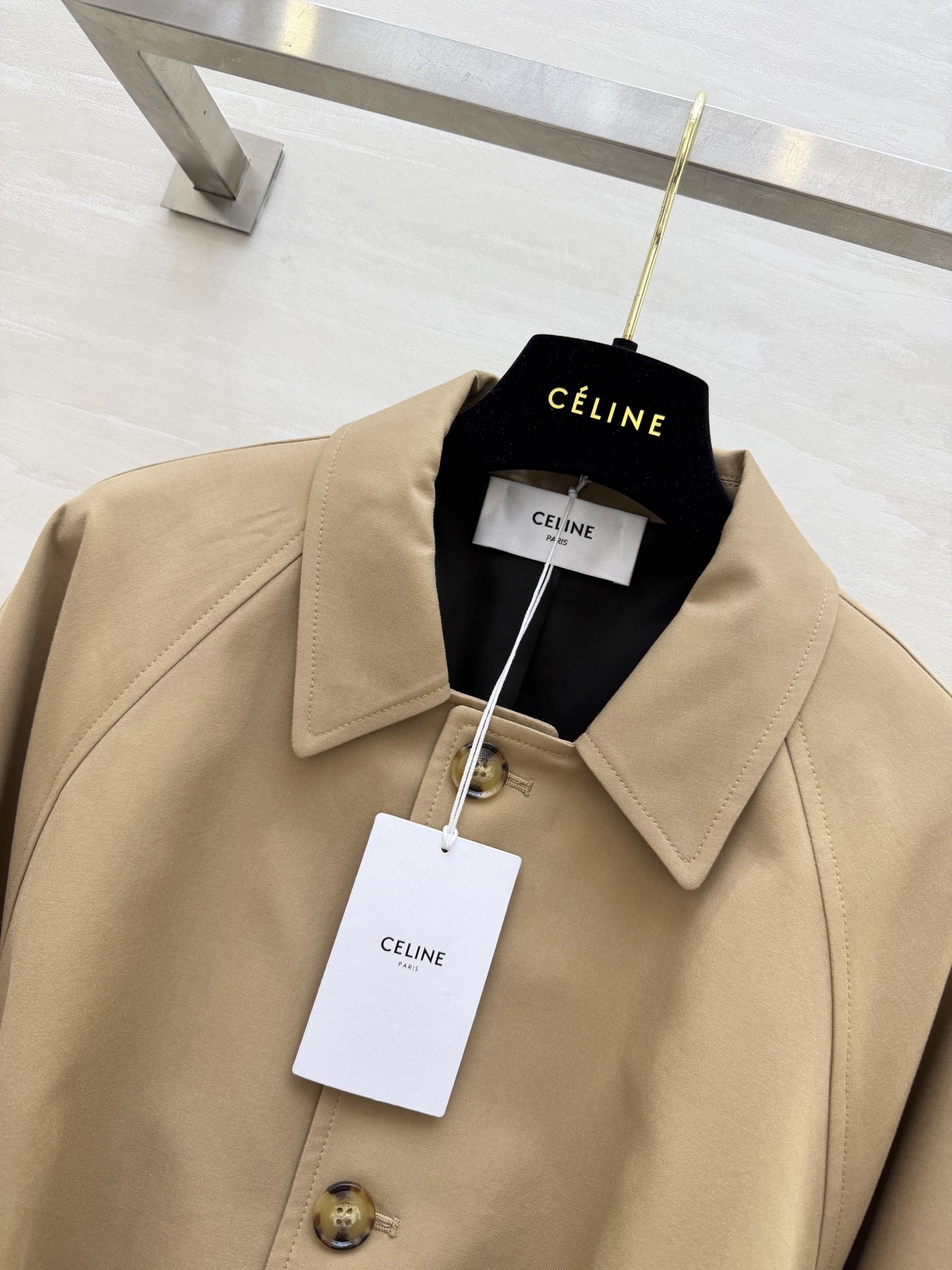 #Celin♡²⁶法式复古风风衣外套 把巴黎的松弛感穿在身上 经典卡其色短款 翻领插肩袖 利落又显随性 