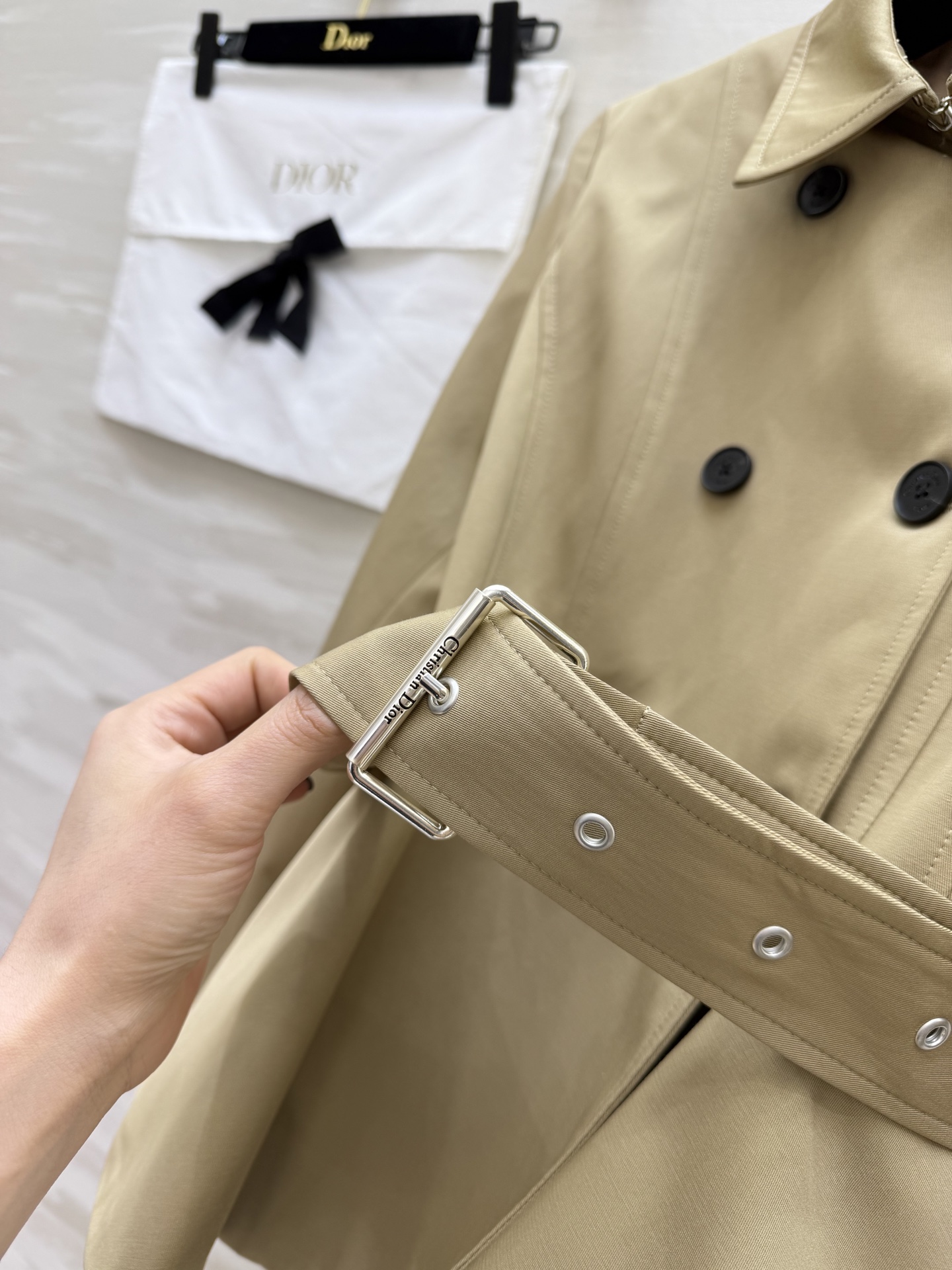 #Dio♡²⁶收腰荷叶摆风衣外套 法式优雅气质 双排扣剪裁气场拉满 腰带收腰显瘦藏肉 荷叶边下摆增添柔美