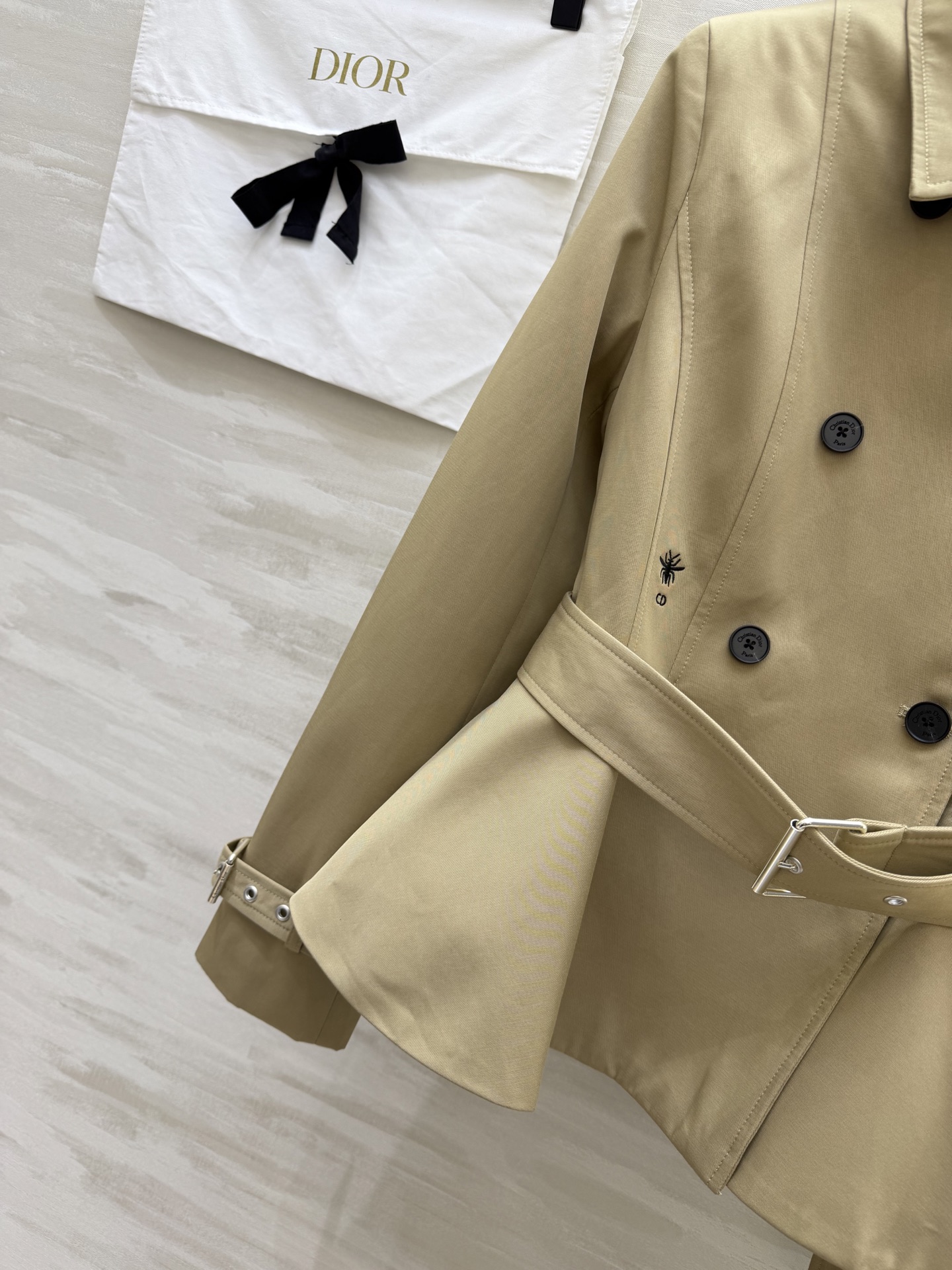 #Dio♡²⁶收腰荷叶摆风衣外套 法式优雅气质 双排扣剪裁气场拉满 腰带收腰显瘦藏肉 荷叶边下摆增添柔美