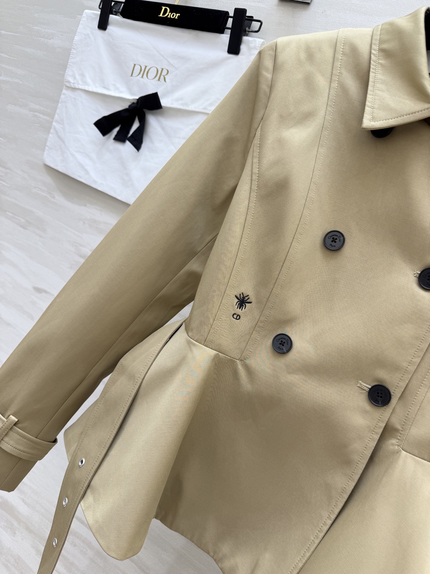 #Dio♡²⁶收腰荷叶摆风衣外套 法式优雅气质 双排扣剪裁气场拉满 腰带收腰显瘦藏肉 荷叶边下摆增添柔美