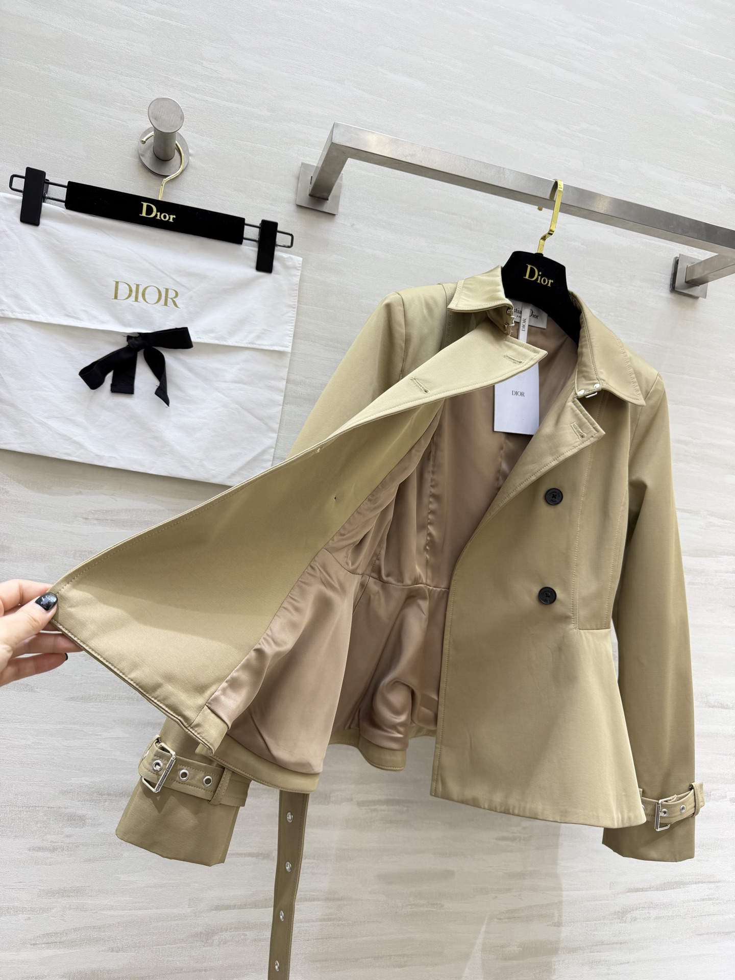 #Dio♡²⁶收腰荷叶摆风衣外套 法式优雅气质 双排扣剪裁气场拉满 腰带收腰显瘦藏肉 荷叶边下摆增添柔美