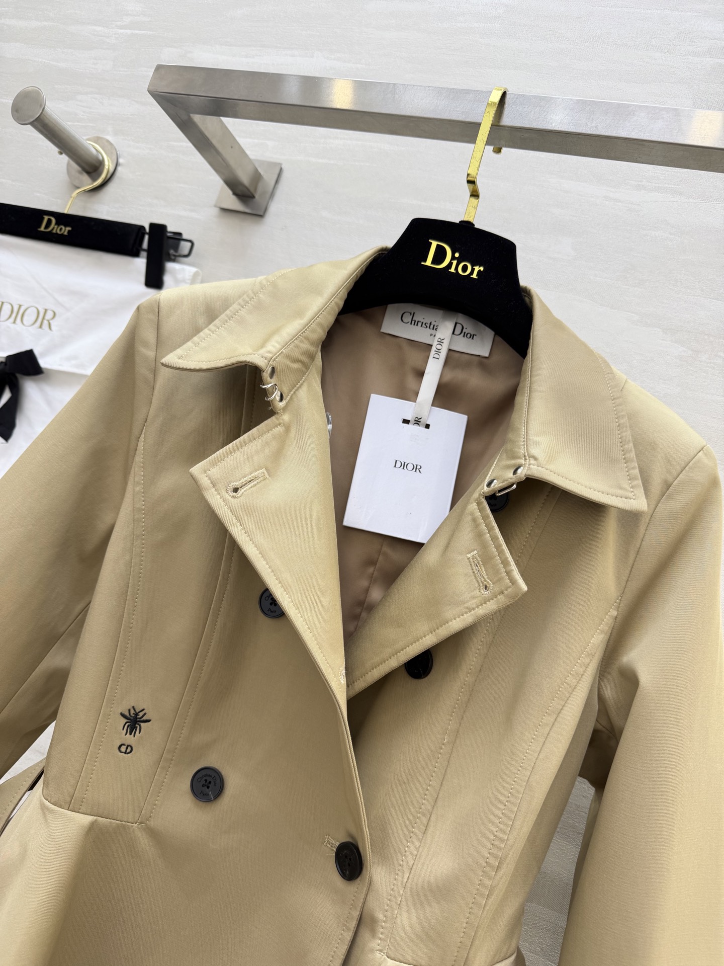 #Dio♡²⁶收腰荷叶摆风衣外套 法式优雅气质 双排扣剪裁气场拉满 腰带收腰显瘦藏肉 荷叶边下摆增添柔美