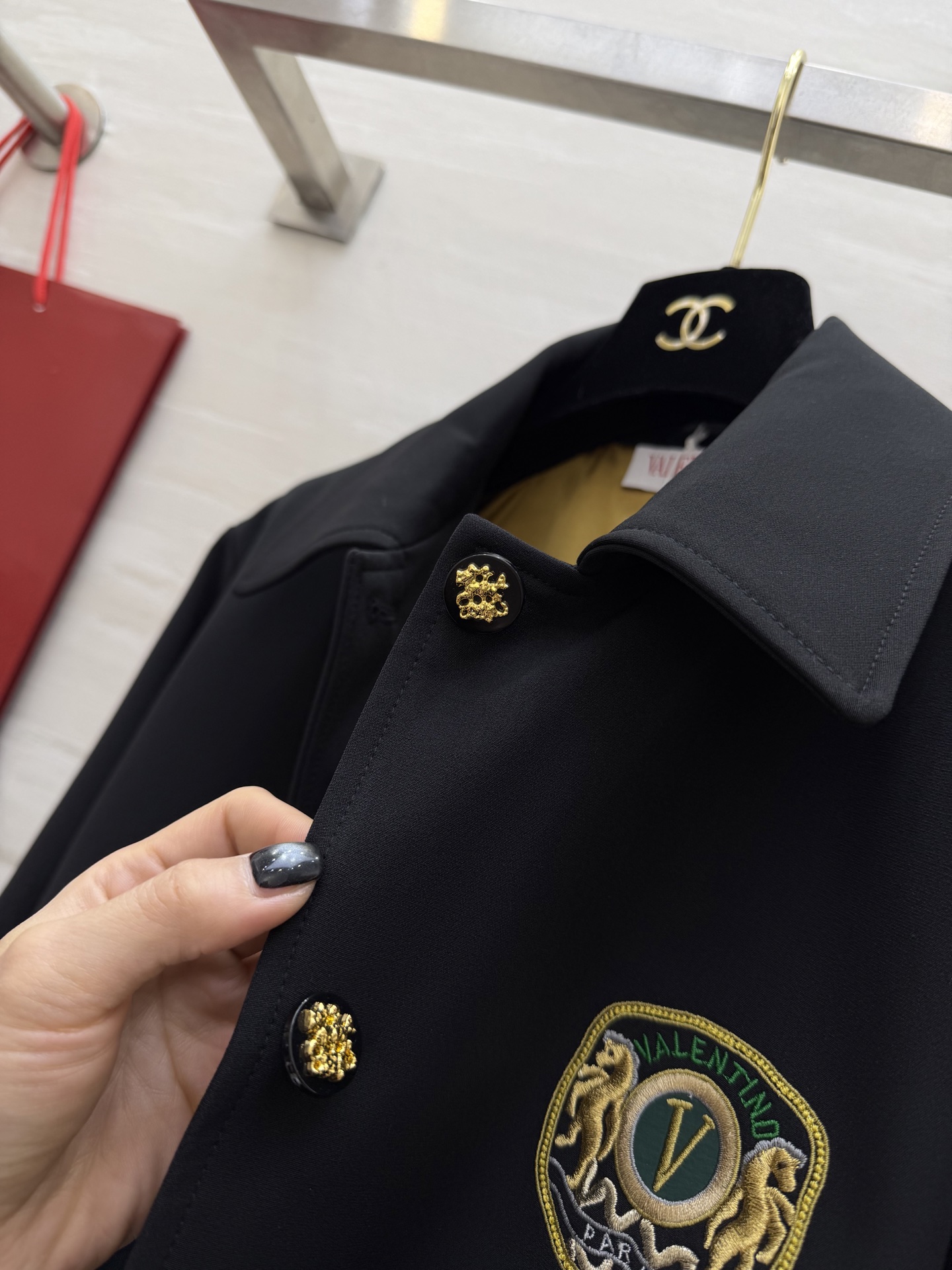 #Valentin♡²⁶徽章刺绣外套 经典黑调自带高级气场 翻领单排金扣设计 利落又显贵 胸口徽章刺绣 