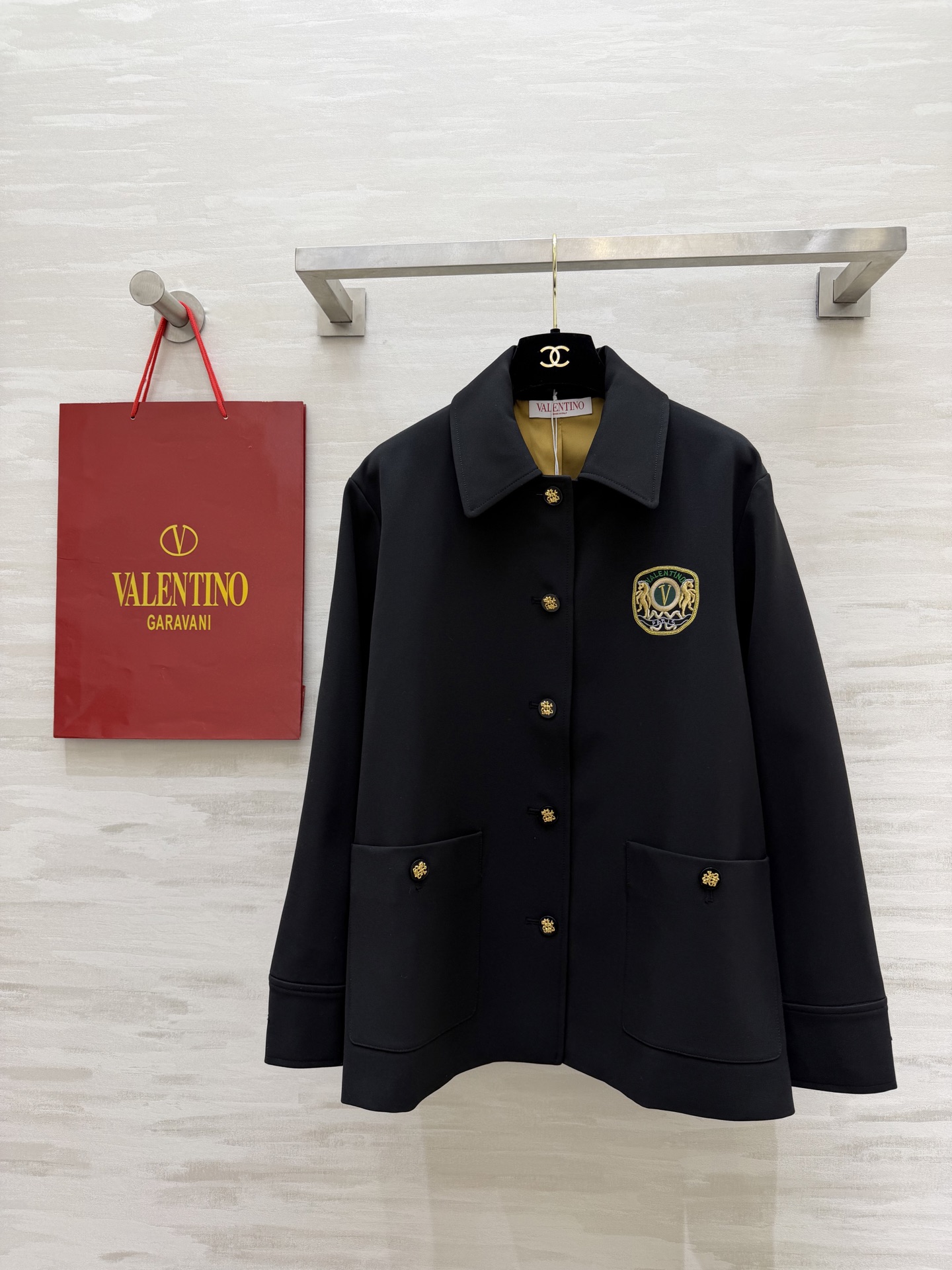 #Valentin♡²⁶徽章刺绣外套 经典黑调自带高级气场 翻领单排金扣设计 利落又显贵 胸口徽章刺绣 