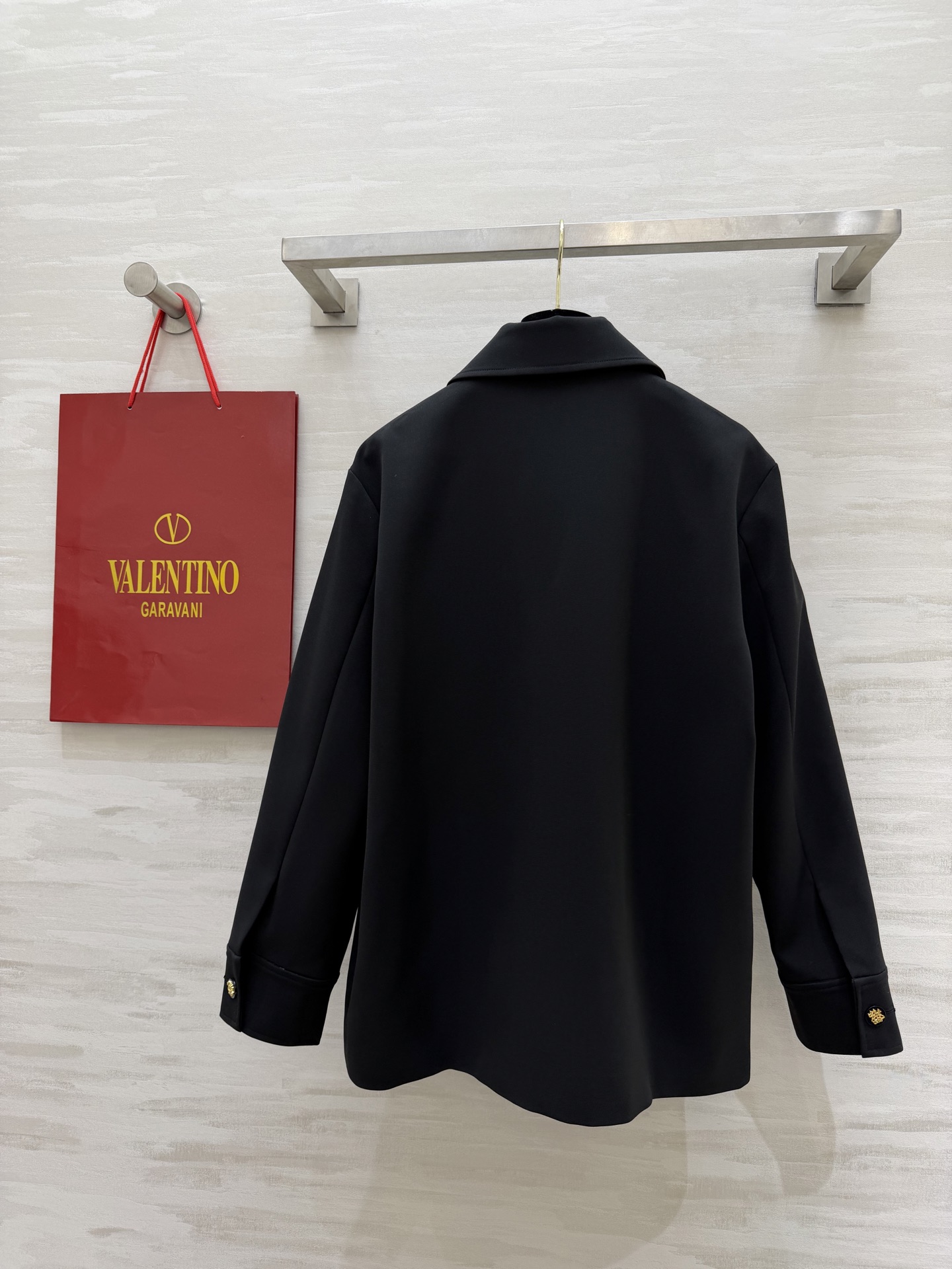 #Valentin♡²⁶徽章刺绣外套 经典黑调自带高级气场 翻领单排金扣设计 利落又显贵 胸口徽章刺绣 