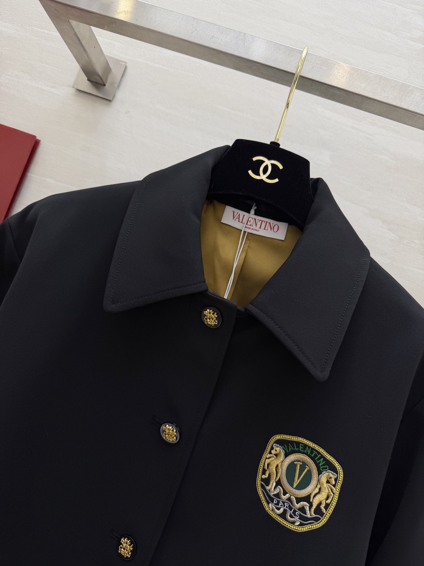 #Valentin♡²⁶徽章刺绣外套 经典黑调自带高级气场 翻领单排金扣设计 利落又显贵 胸口徽章刺绣 