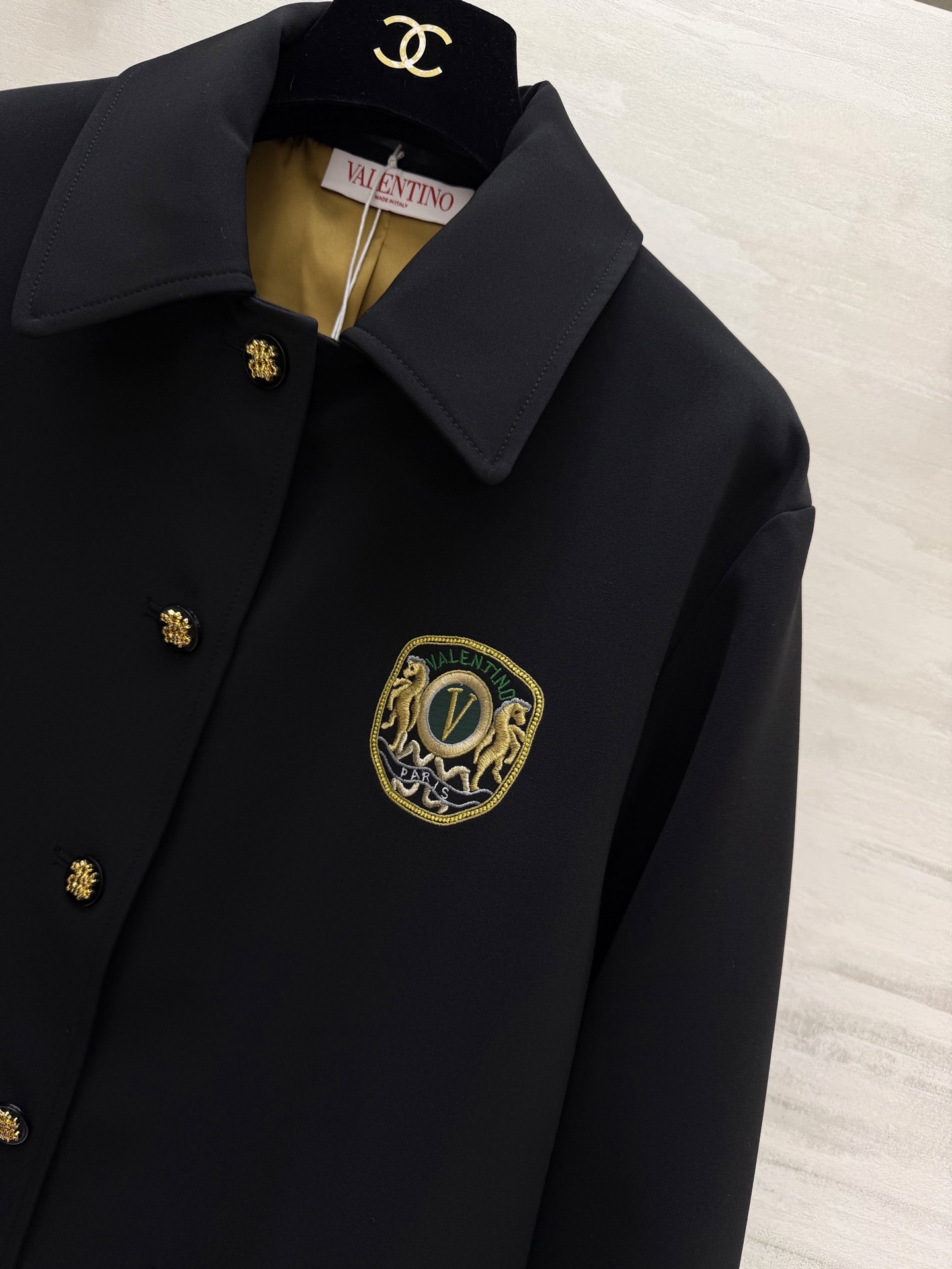 #Valentin♡²⁶徽章刺绣外套 经典黑调自带高级气场 翻领单排金扣设计 利落又显贵 胸口徽章刺绣 