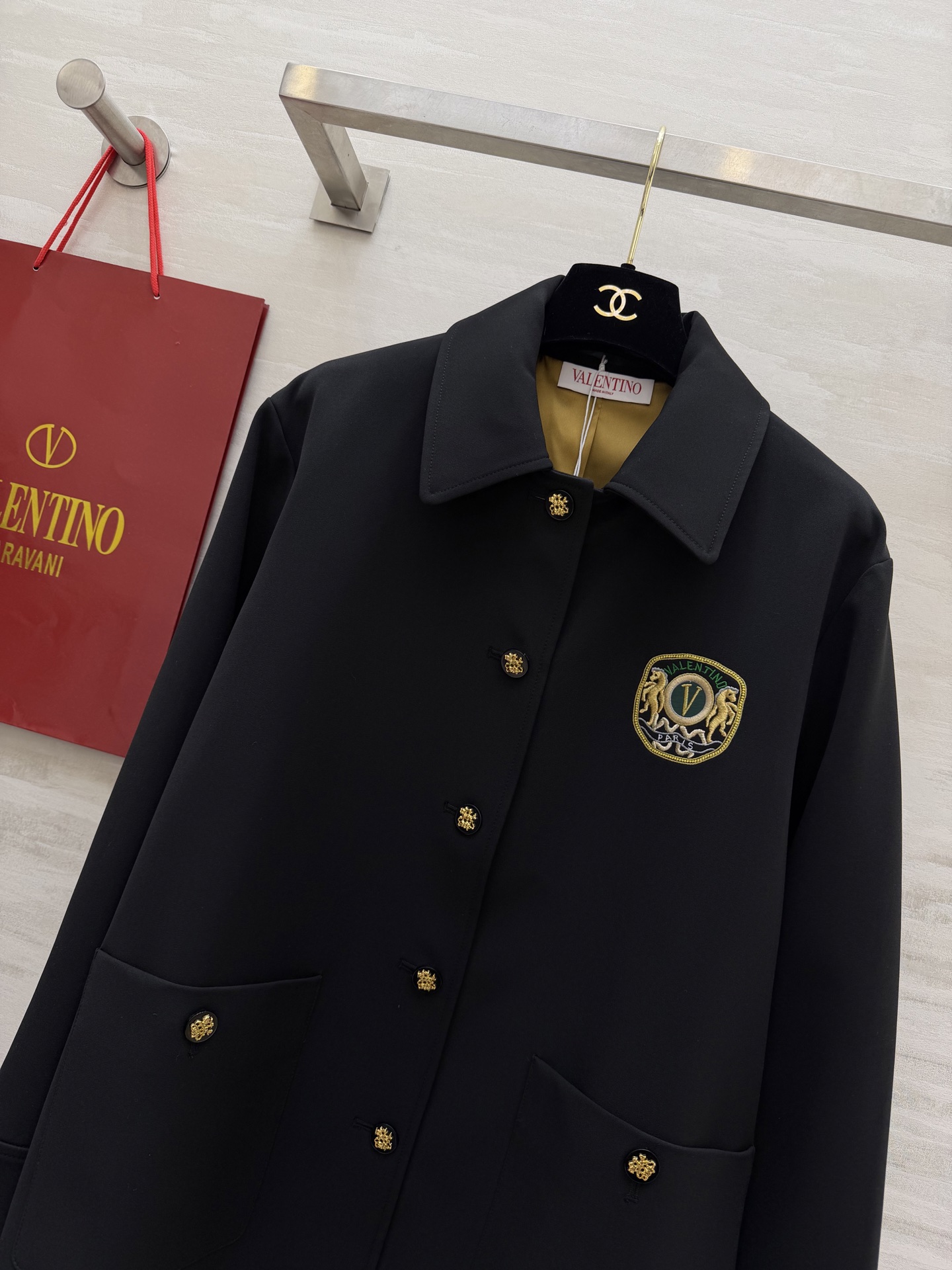 #Valentin♡²⁶徽章刺绣外套 经典黑调自带高级气场 翻领单排金扣设计 利落又显贵 胸口徽章刺绣 