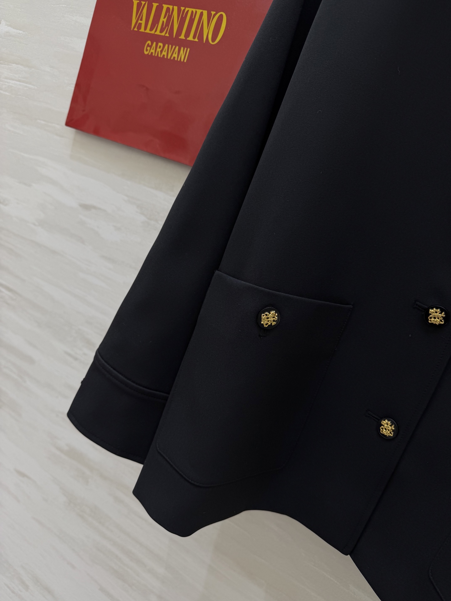 #Valentin♡²⁶徽章刺绣外套 经典黑调自带高级气场 翻领单排金扣设计 利落又显贵 胸口徽章刺绣 