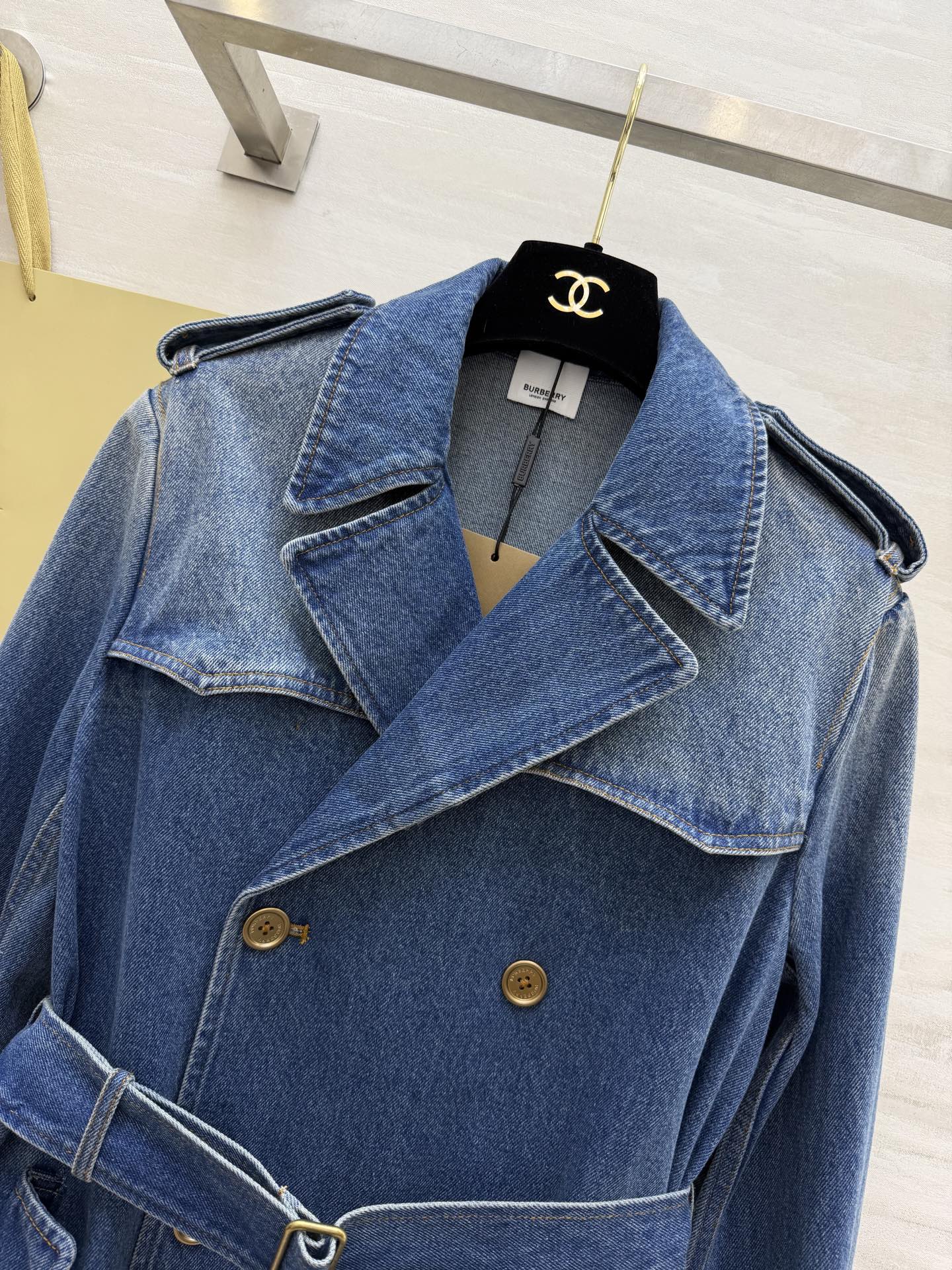 #Burberr♡²⁶英伦风牛仔风衣外套 把Burberr♡的经典感穿在牛仔里 水洗蓝调自带复古滤镜 双