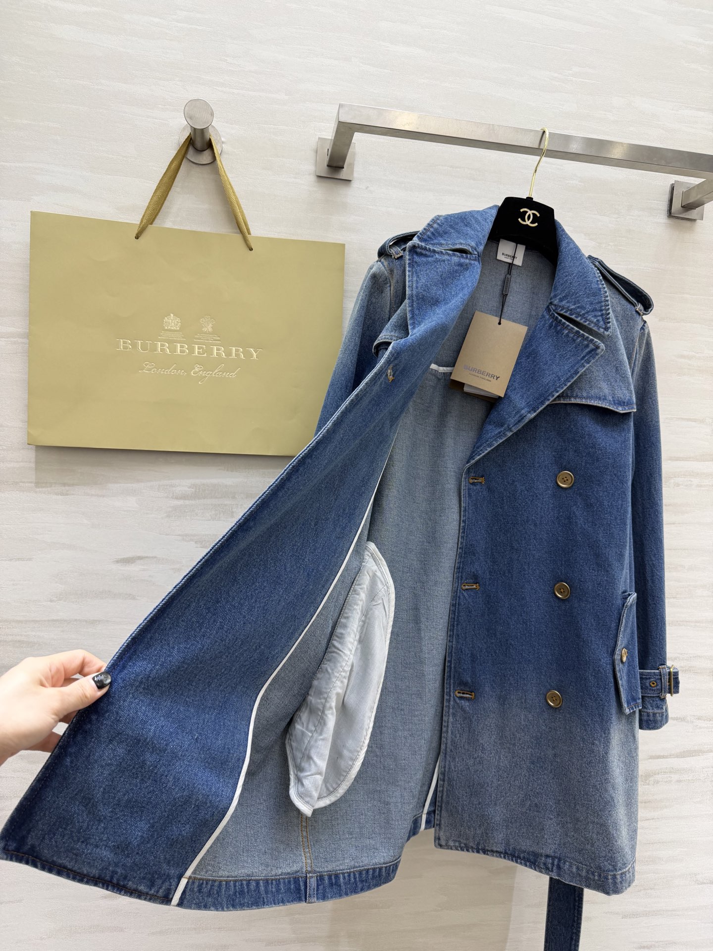 #Burberr♡²⁶英伦风牛仔风衣外套 把Burberr♡的经典感穿在牛仔里 水洗蓝调自带复古滤镜 双