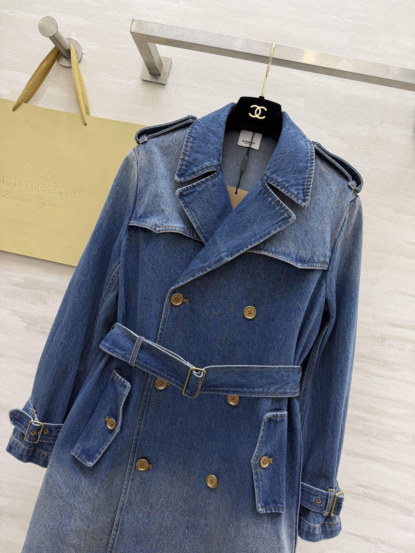 #Burberr♡²⁶英伦风牛仔风衣外套 把Burberr♡的经典感穿在牛仔里 水洗蓝调自带复古滤镜 双