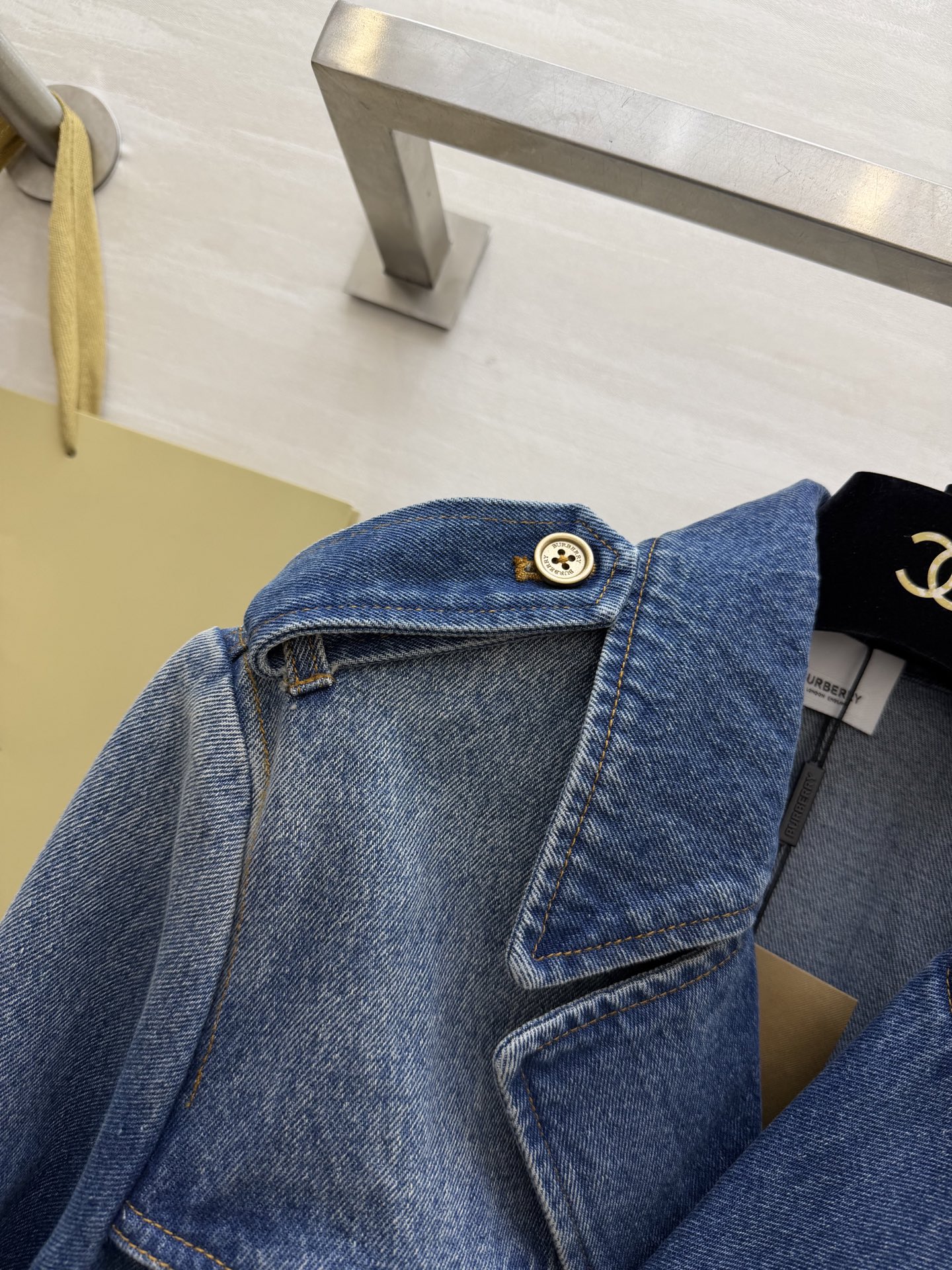 #Burberr♡²⁶英伦风牛仔风衣外套 把Burberr♡的经典感穿在牛仔里 水洗蓝调自带复古滤镜 双