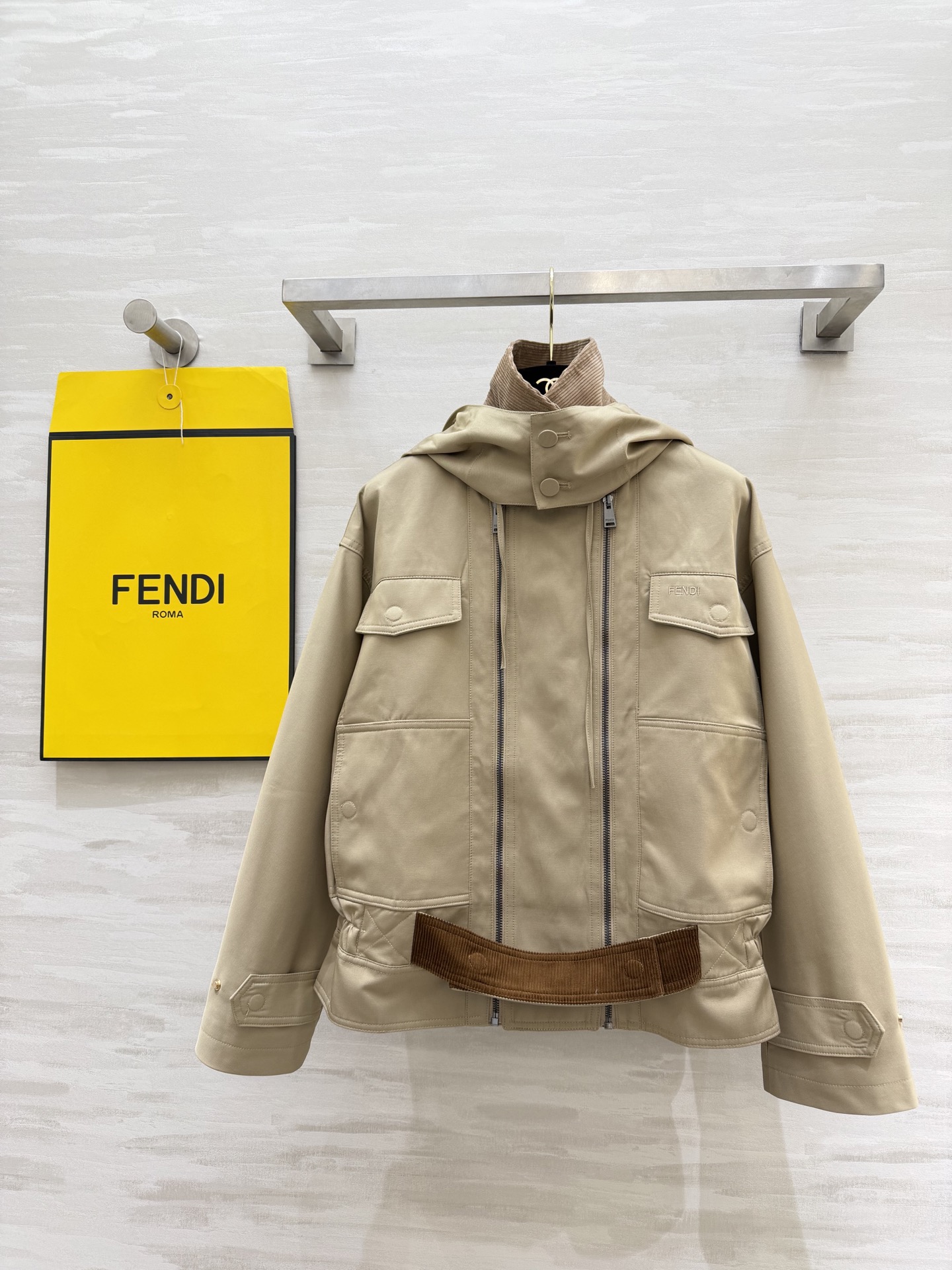 #FEND♡²⁶高奢工装风 连帽外套 温柔卡其色自带高级滤镜 连帽双拉链设计 随性又有腔调 灯芯绒腰封 