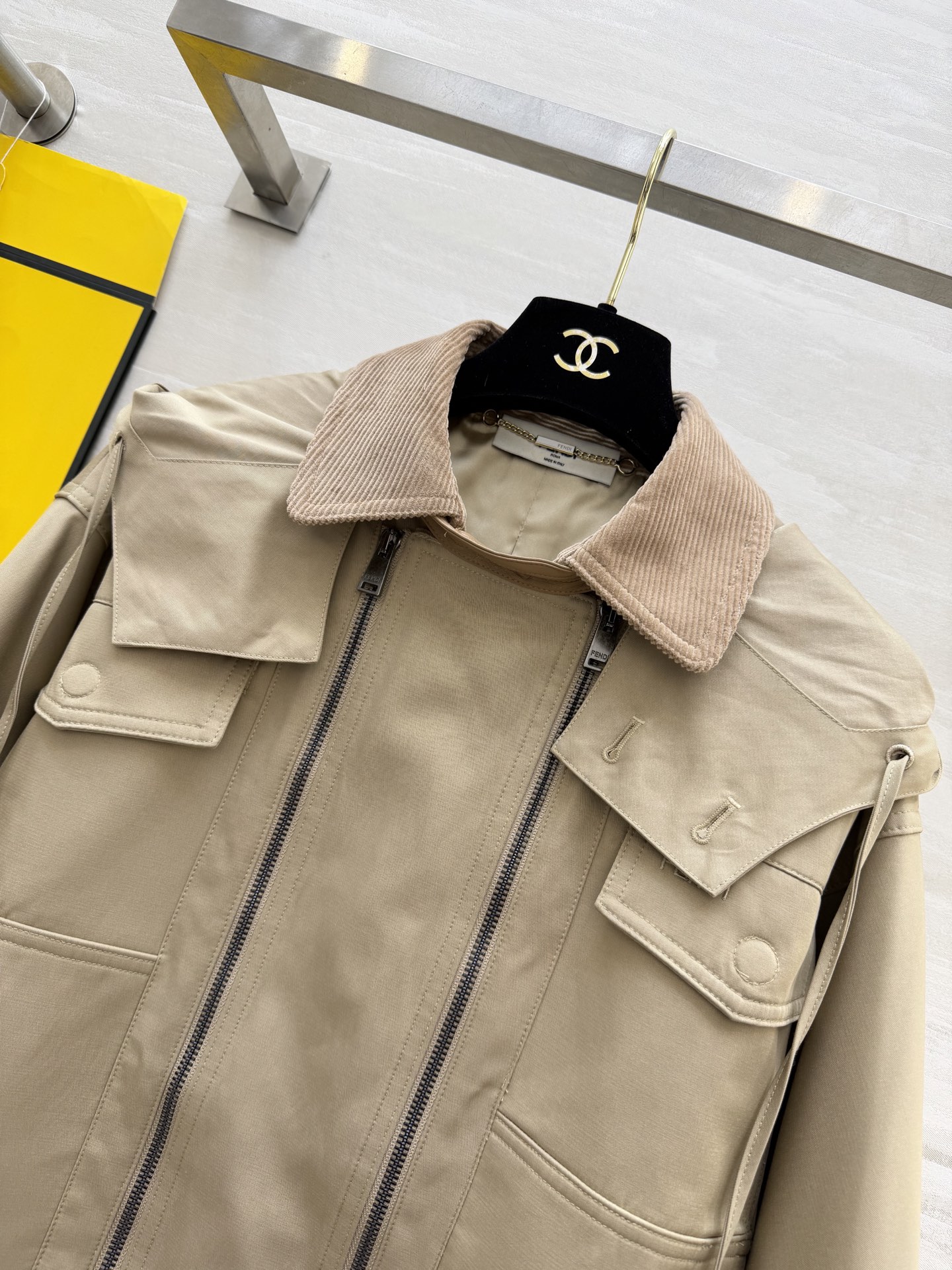 #FEND♡²⁶高奢工装风 连帽外套 温柔卡其色自带高级滤镜 连帽双拉链设计 随性又有腔调 灯芯绒腰封 