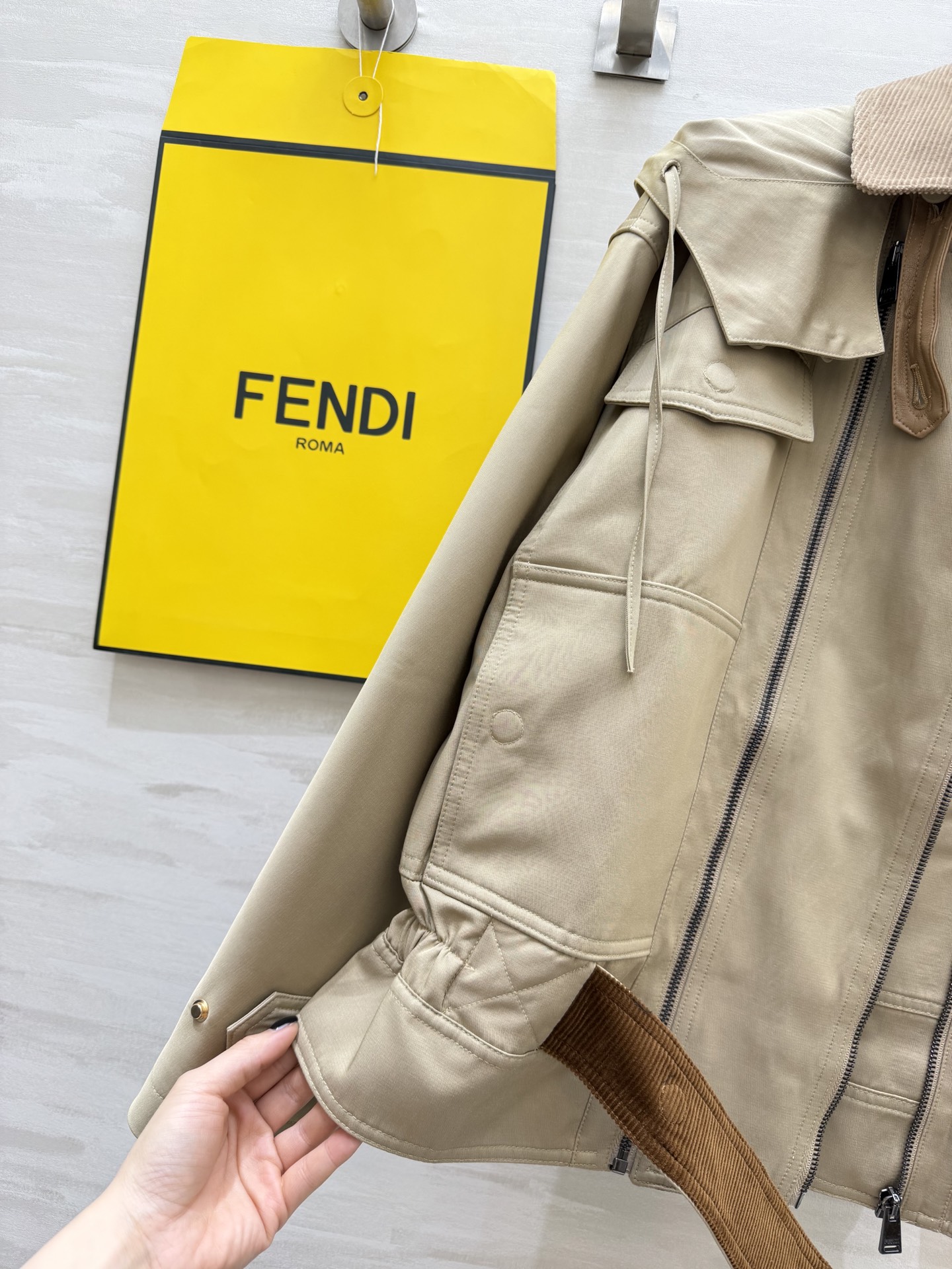 #FEND♡²⁶高奢工装风 连帽外套 温柔卡其色自带高级滤镜 连帽双拉链设计 随性又有腔调 灯芯绒腰封 