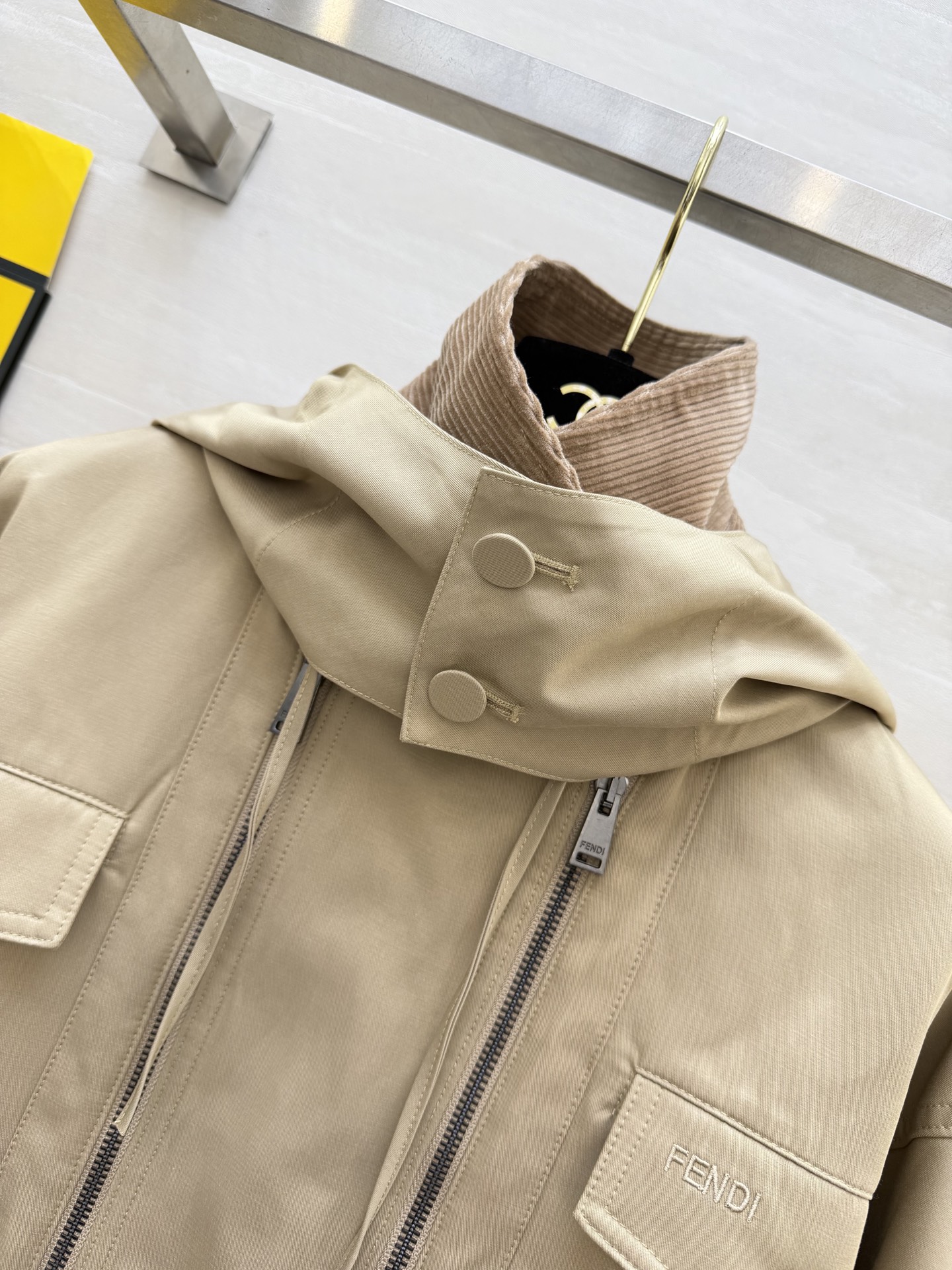 #FEND♡²⁶高奢工装风 连帽外套 温柔卡其色自带高级滤镜 连帽双拉链设计 随性又有腔调 灯芯绒腰封 