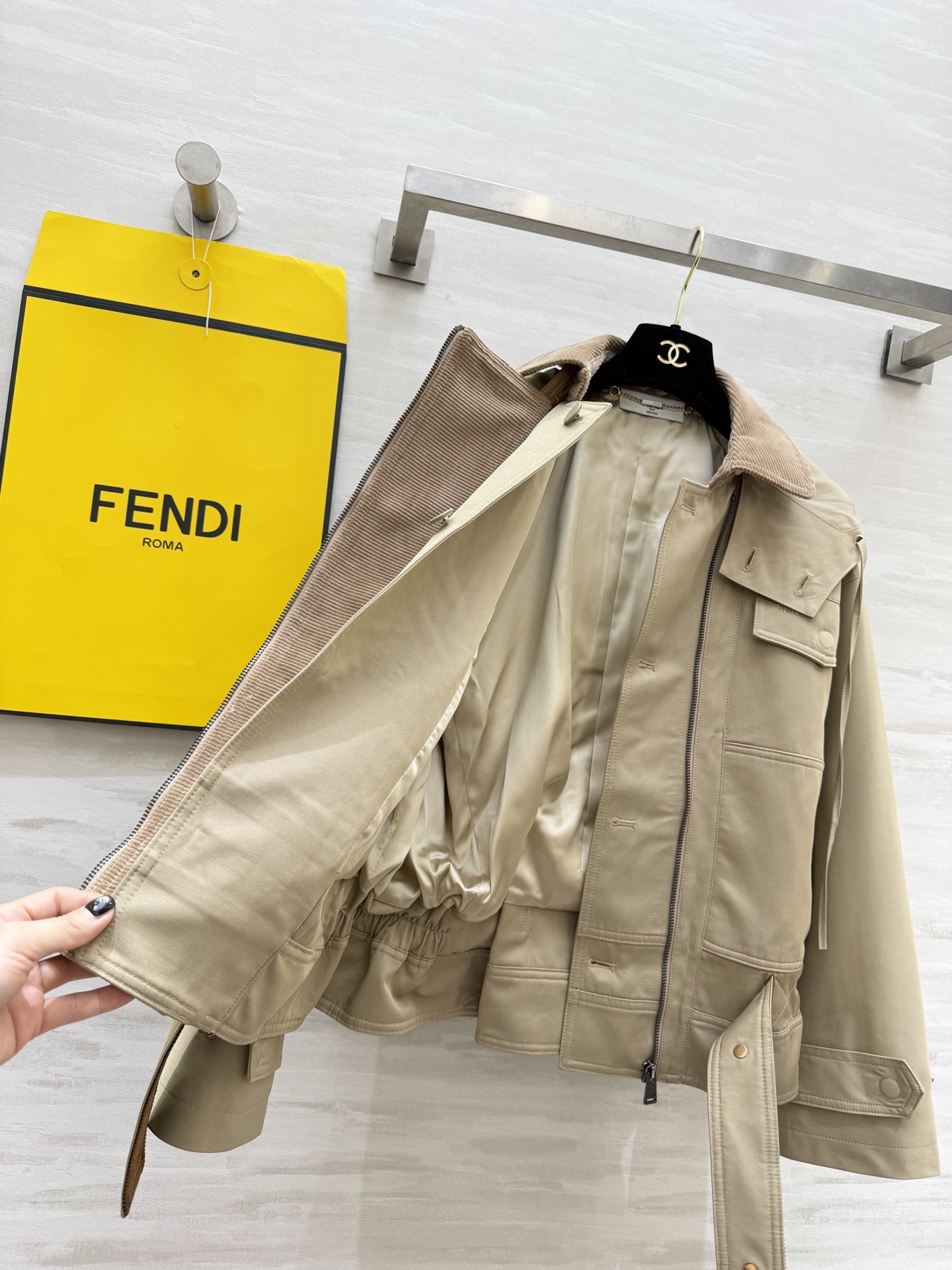 #FEND♡²⁶高奢工装风 连帽外套 温柔卡其色自带高级滤镜 连帽双拉链设计 随性又有腔调 灯芯绒腰封 