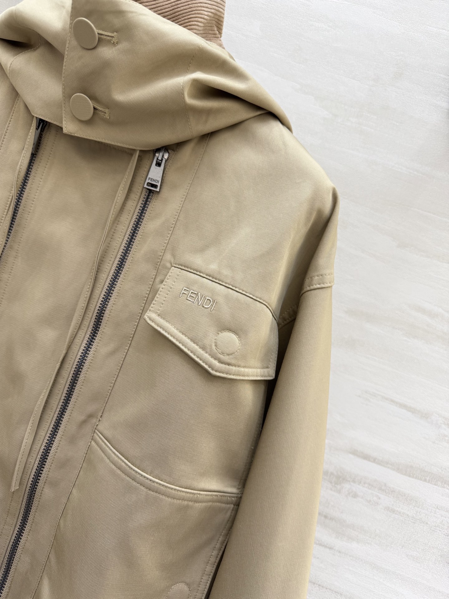 #FEND♡²⁶高奢工装风 连帽外套 温柔卡其色自带高级滤镜 连帽双拉链设计 随性又有腔调 灯芯绒腰封 