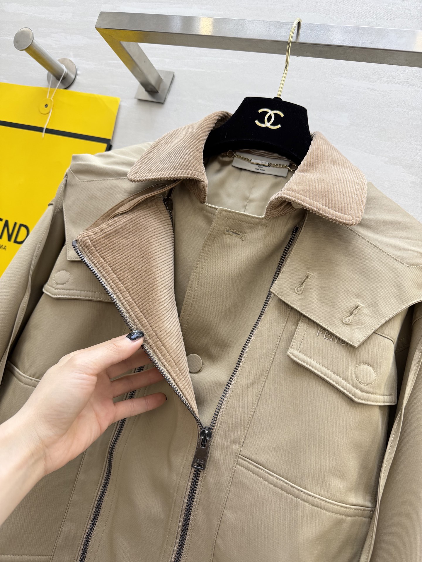 #FEND♡²⁶高奢工装风 连帽外套 温柔卡其色自带高级滤镜 连帽双拉链设计 随性又有腔调 灯芯绒腰封 