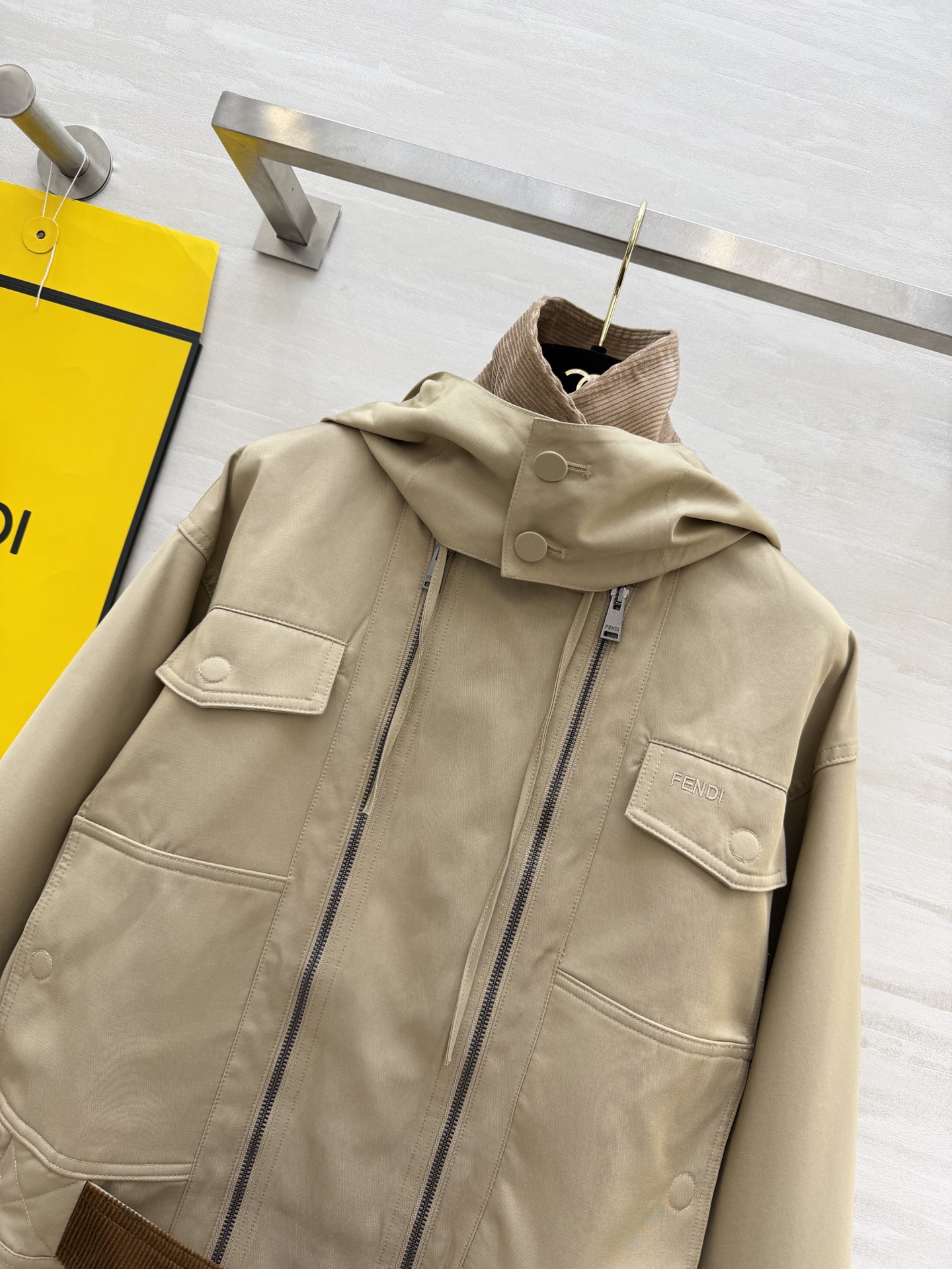#FEND♡²⁶高奢工装风 连帽外套 温柔卡其色自带高级滤镜 连帽双拉链设计 随性又有腔调 灯芯绒腰封 
