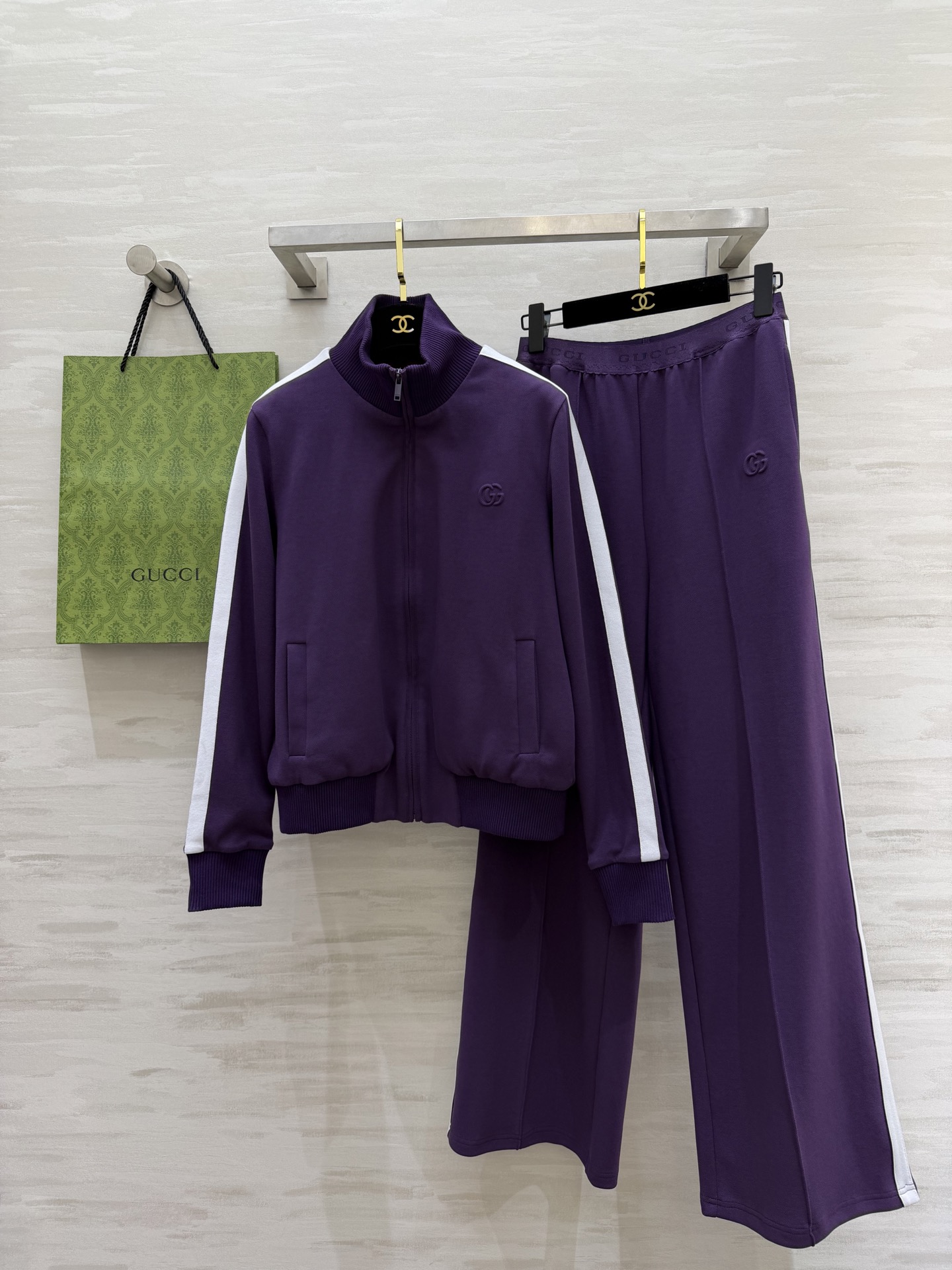 #Gucc♡²⁶高奢休闲三件套 把Gucc♡的复古时髦穿在身上 三件套组合：背心+拉链外套+阔腿裤 白边