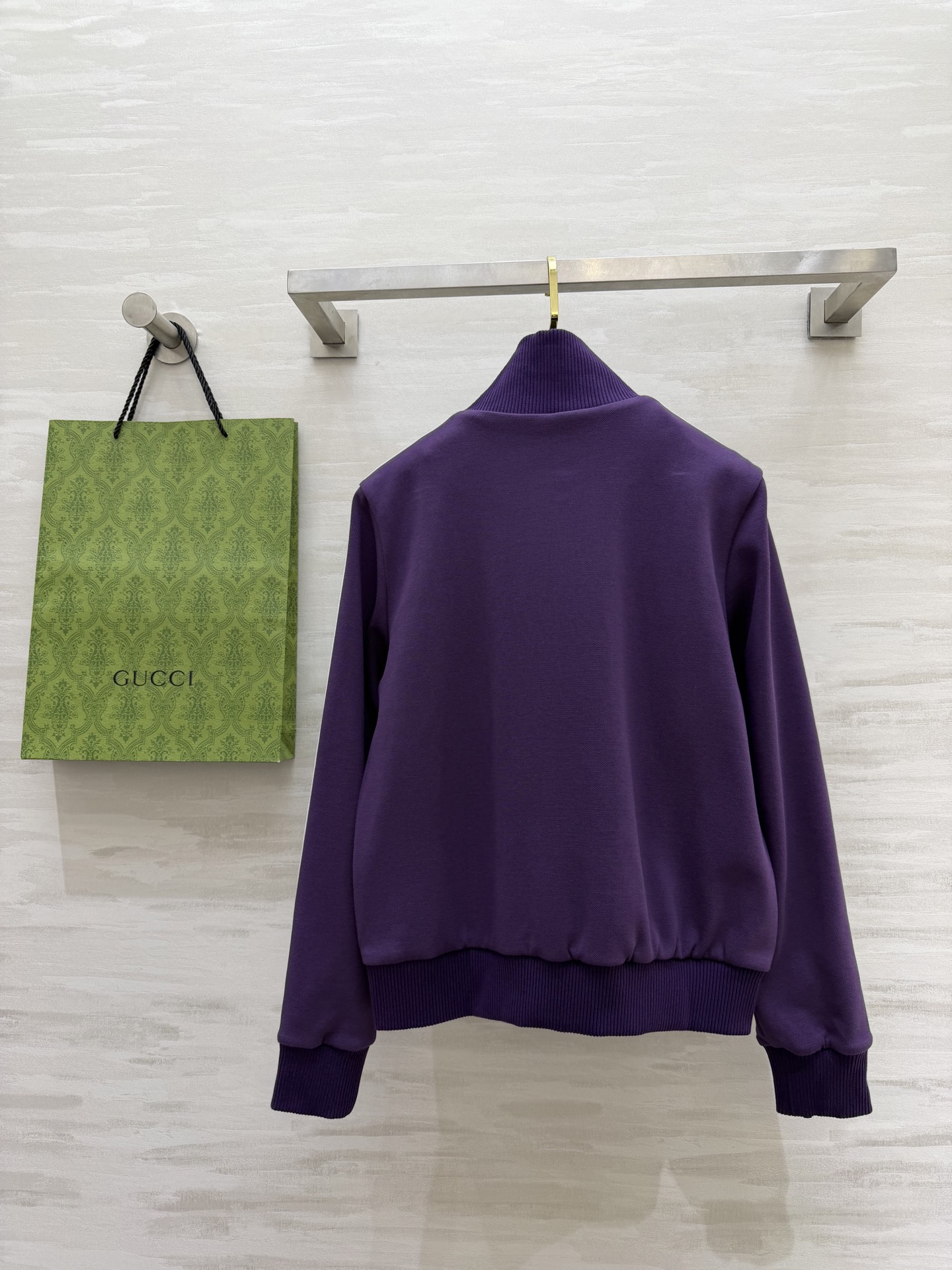 #Gucc♡²⁶高奢休闲三件套 把Gucc♡的复古时髦穿在身上 三件套组合：背心+拉链外套+阔腿裤 白边