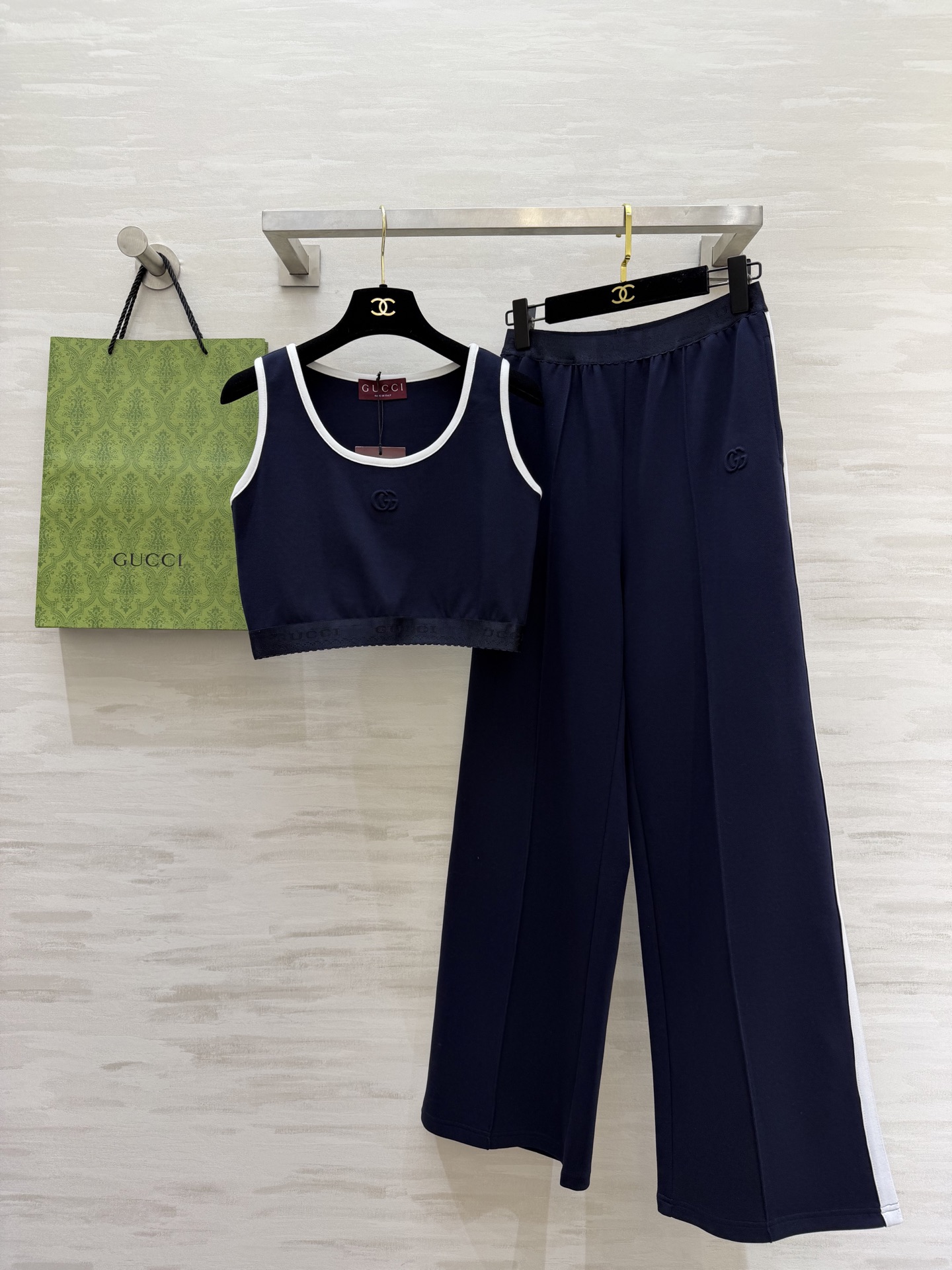 #Gucc♡²⁶高奢休闲三件套 把Gucc♡的复古时髦穿在身上 三件套组合：背心+拉链外套+阔腿裤 白边