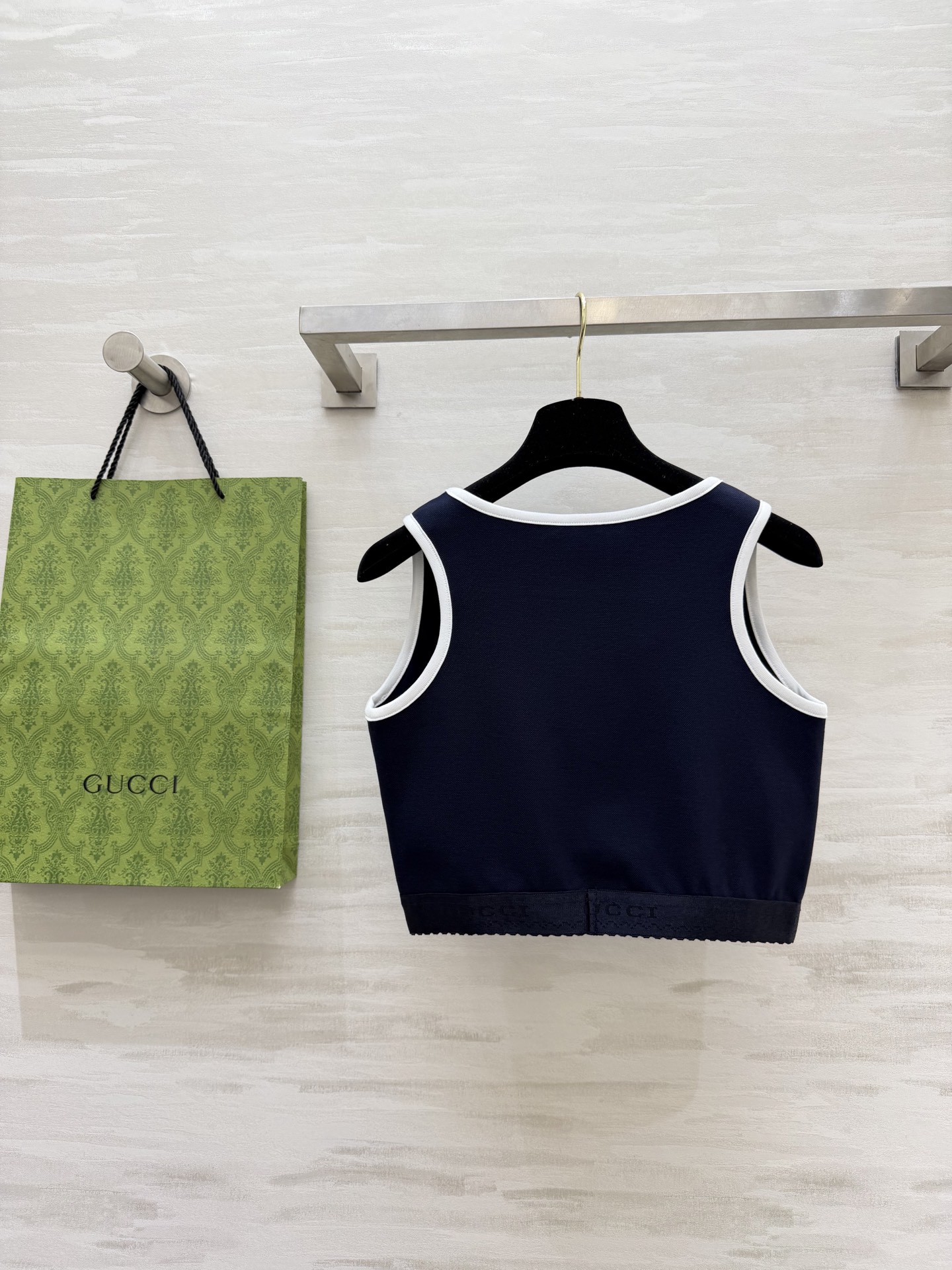 #Gucc♡²⁶高奢休闲三件套 把Gucc♡的复古时髦穿在身上 三件套组合：背心+拉链外套+阔腿裤 白边