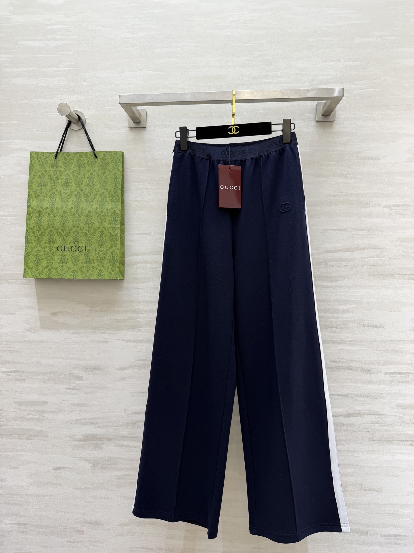 #Gucc♡²⁶高奢休闲三件套 把Gucc♡的复古时髦穿在身上 三件套组合：背心+拉链外套+阔腿裤 白边