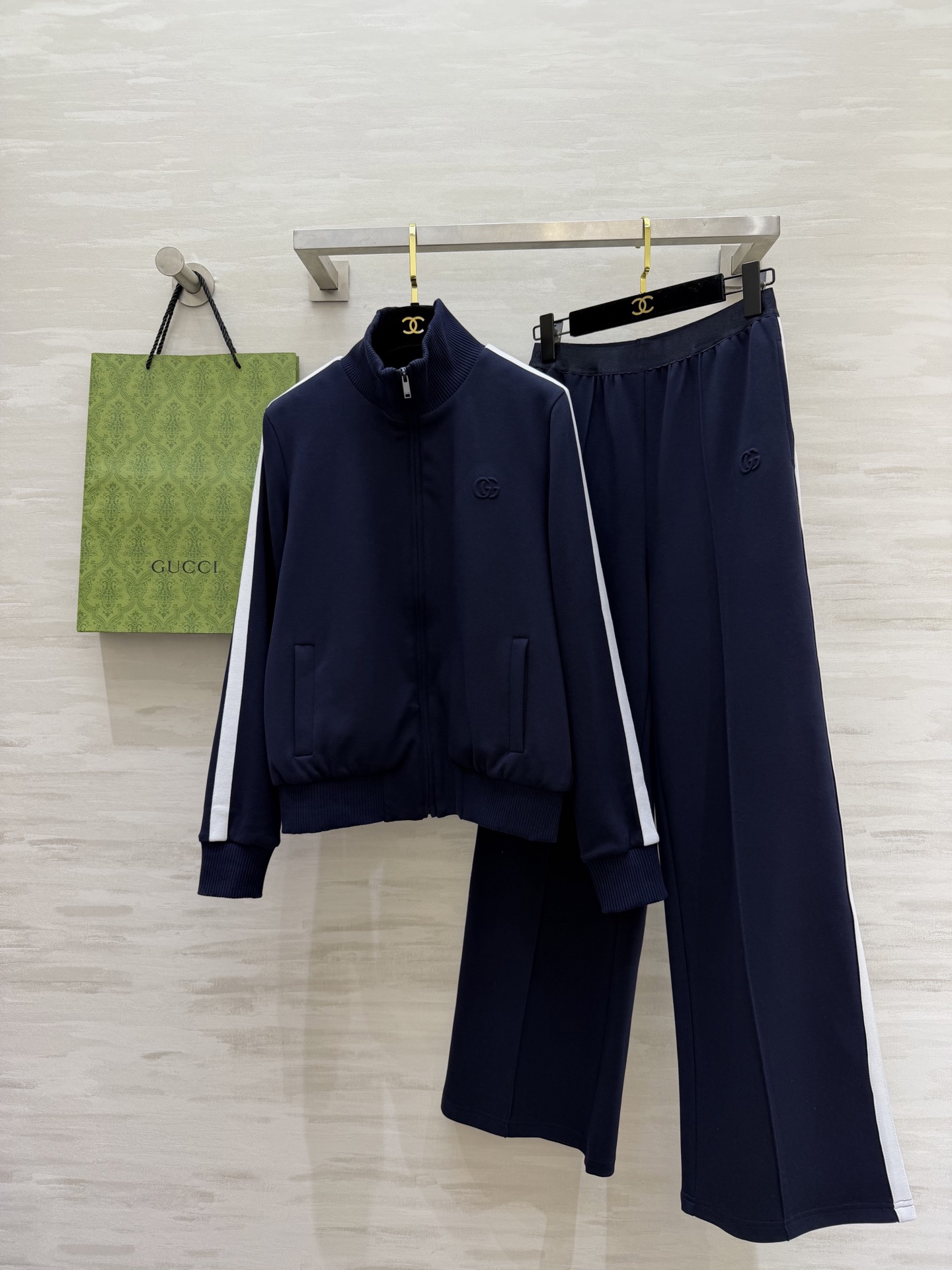 #Gucc♡²⁶高奢休闲三件套 把Gucc♡的复古时髦穿在身上 三件套组合：背心+拉链外套+阔腿裤 白边