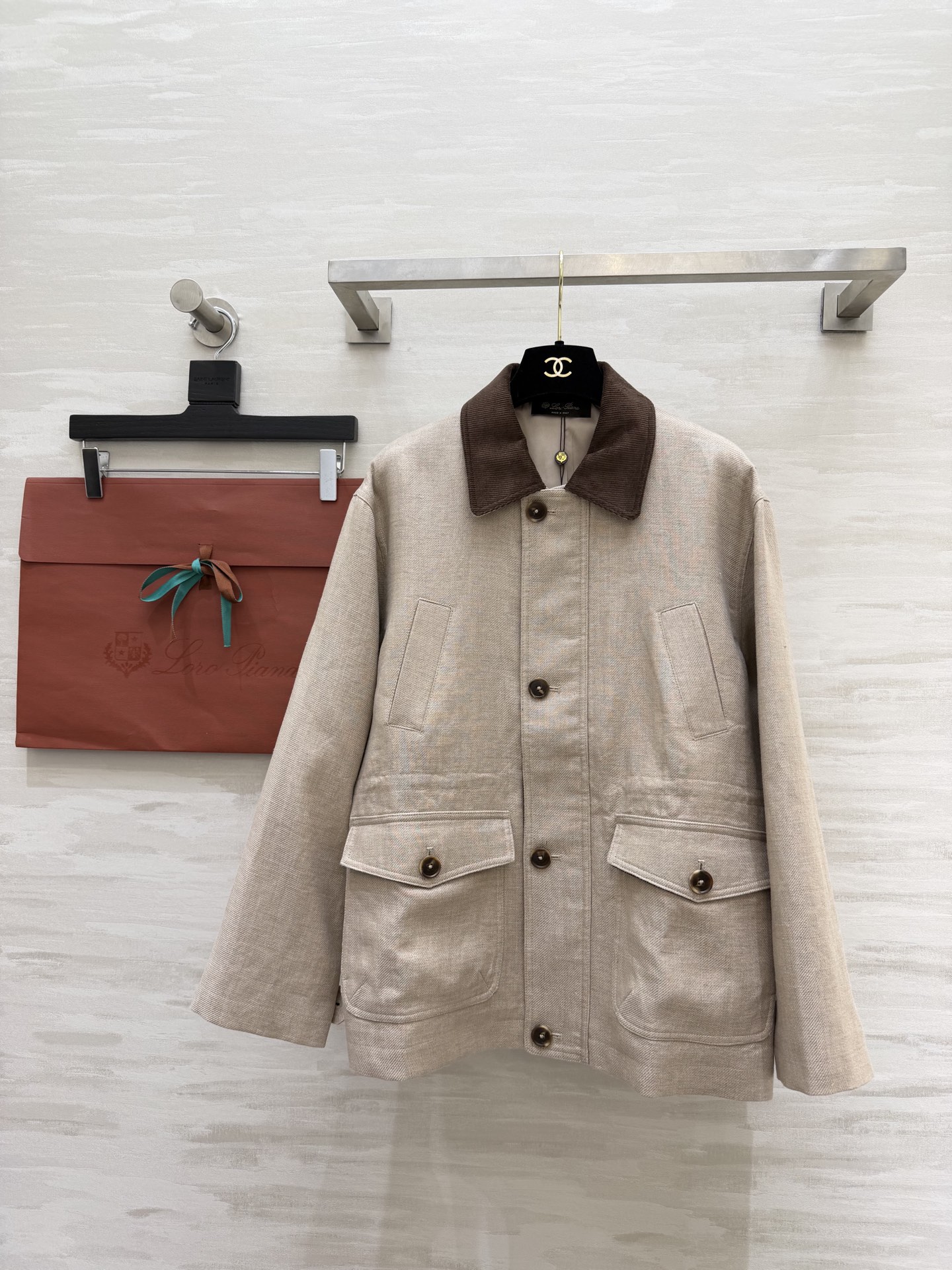 NO:774837,#Loro Pian textured hunting jacket. Oatmeal blended fabric + corduroy lapels. Drawstring waist design, neat and proportional. Classic work pockets + metal button details. Low-key and high-end, suitable for commuting/leisure. An old-money style item with a sense of relaxation!  High-quality customization, available in stock first size S/M/L (S size bust 106, length 66), women's clothing, loro piana, jackets & coats,19860909#Loro Pian质感狩猎夹克 燕麦色混纺面料+灯芯绒翻领 腰部抽绳收腰设计,利落又显比例 经典工装口袋+金属纽扣细节 低调高级,通勤/休闲都能hold住 自带松弛感的老钱风单品！ 高品质定制 现货首发sizeS/M/L（s码胸围106,衣长66）,女装,loro piana,jackets & coats,,Women's clothing