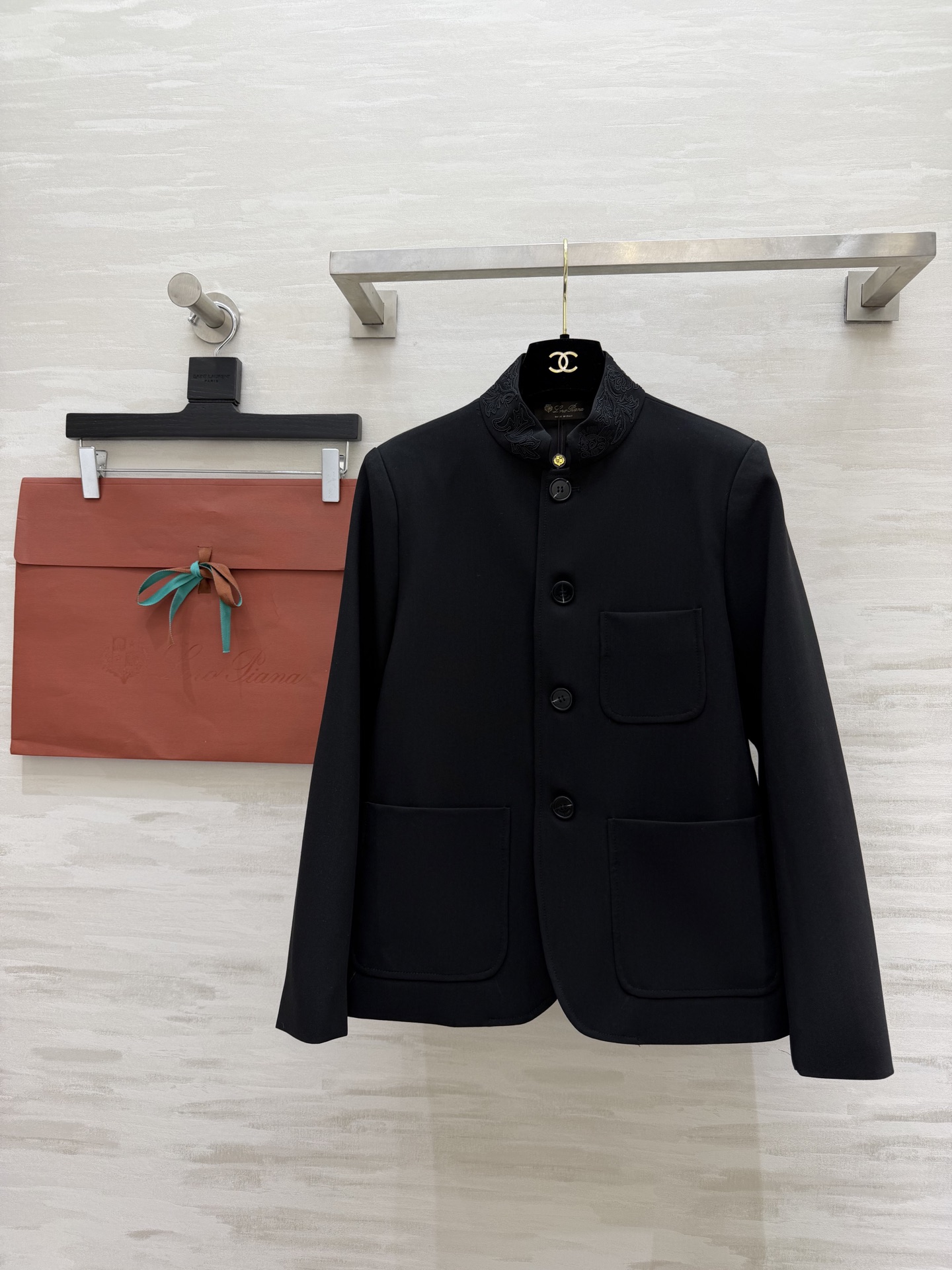 NO:774844,#Loro Pian's popular Chinese-style stand-collar jacket is a perfect collision of oriental elegance and modern tailoring. It has an exquisite embroidered neckline and a neat silhouette. It is low-key and elegant!  The upper body is the high-end feeling of walking!  High-quality customization, available in stock first size S/M/L (S size bust 94, length 59), women's clothing, loro piana, jackets & coats,19860909#Loro Pian爆款中式立领外套 东方雅韵与现代剪裁的完美碰撞 精致刺绣领口 利落廓形 低调中透着贵气！上身就是行走的高级感！高品质定制 现货首发sizeS/M/L（s码胸围94,衣长59）,女装,loro piana,jackets & coats,,Women's clothing