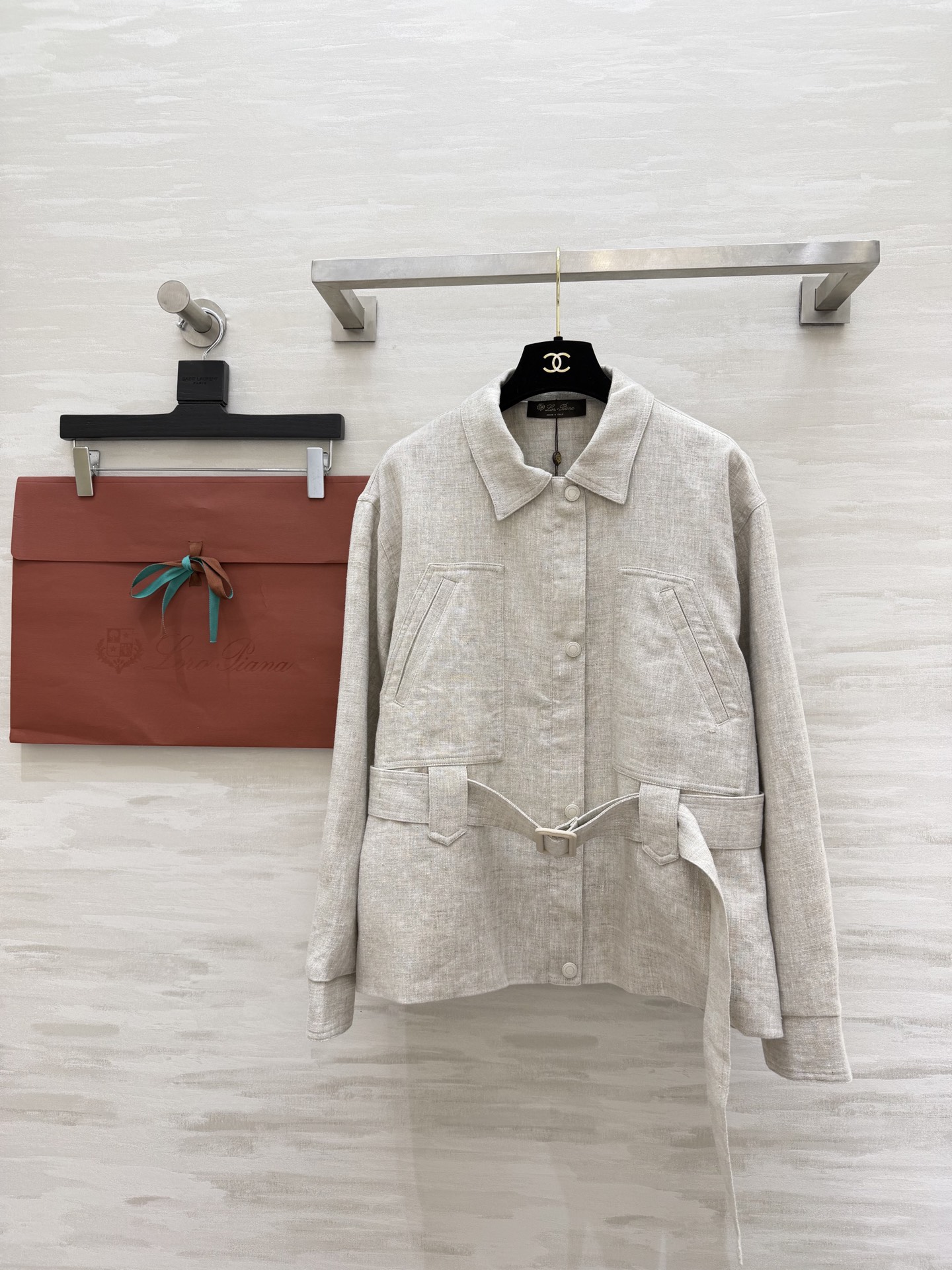 NO:792430,#Loro Pian Linen Jacket A true sense of high-end relaxation is hidden in this linen jacket of the same style as LP. The apricot color is gentle and elegant, and the military green is retro and high-end. Both colors come with noble filters. The selected high-definition linen fabric is breathable and skin-friendly. Wear it in spring and summer and it will look like a walking picture. It comes with a belt to tighten the waist design, easily outline the waistline, hide the flesh and make you look slimmer!  High-quality customization, available in stock first size S/M/L (S size bust 108, length 60), loro piana, loro piana, jackets & coats,19860909#Loro Pian亚麻外套 真正的高阶松弛感 藏在这件LP同款亚麻外套里杏色温柔雅致 军绿复古高级 两色都自带显贵滤镜 甄选高定亚麻面料 透气亲肤 春夏穿它就是行走的画报 自带腰带收腰设计 轻松勾勒腰线 藏肉显瘦一绝！高品质定制 现货首发sizeS/M/L（s码胸围108,衣长60）,,loro piana,loro piana,jackets & coats,,Women's clothing