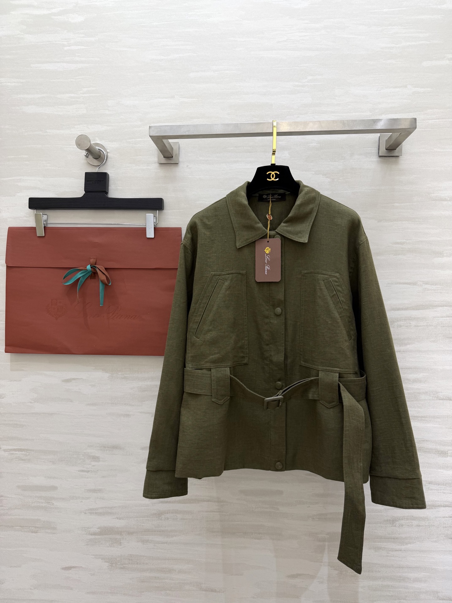 NO:792445,#Loro Pian Linen Jacket A true sense of high-end relaxation is hidden in this linen jacket of the same style as LP. The apricot color is gentle and elegant, and the military green is retro and high-end. Both colors come with noble filters. The selected high-definition linen fabric is breathable and skin-friendly. Wear it in spring and summer and it will look like a walking picture. It comes with a belt to tighten the waist design, easily outline the waistline, hide the flesh and make you look slimmer!  High-quality customization, available in stock first size S/M/L (S size bust 108, length 60), loro piana, loro piana, jackets & coats,19860909#Loro Pian亚麻外套 真正的高阶松弛感 藏在这件LP同款亚麻外套里杏色温柔雅致 军绿复古高级 两色都自带显贵滤镜 甄选高定亚麻面料 透气亲肤 春夏穿它就是行走的画报 自带腰带收腰设计 轻松勾勒腰线 藏肉显瘦一绝！高品质定制 现货首发sizeS/M/L（s码胸围108,衣长60）,,loro piana,loro piana,jackets & coats,,Women's clothing