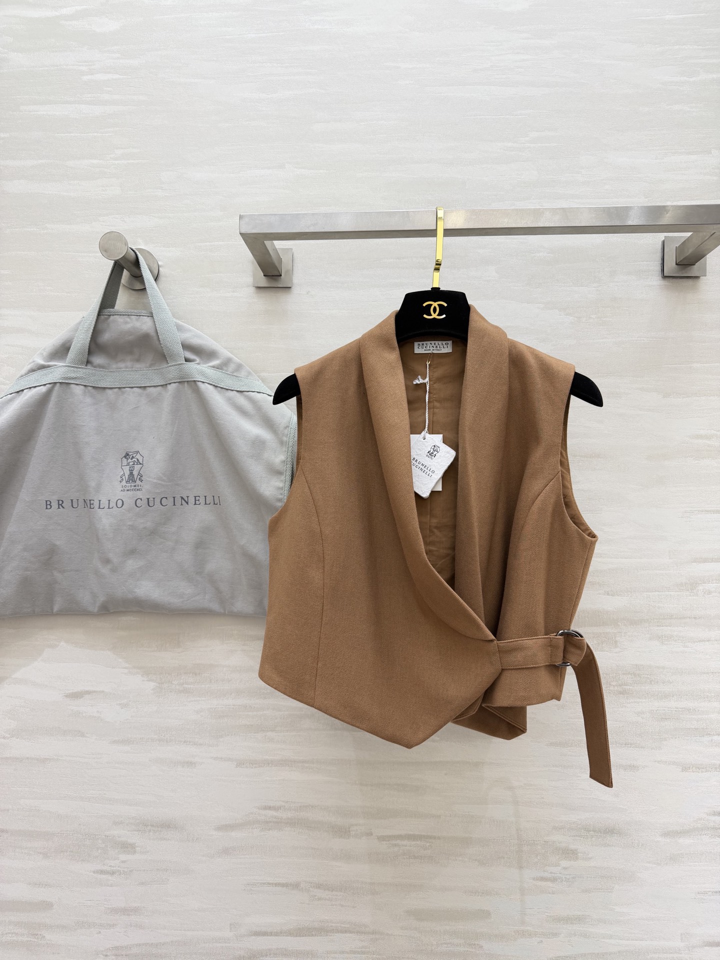 NO:775864,#Brunello Cucinell Camel Green Fruit Collar Waist Vest Italian's most luxurious and relaxed feeling is perfectly grasped by this piece. The green fruit collar has its own elegant aura, and the side waist buckle belt accurately tightens the waist. The short cut increases the proportion, the camel color is gentle and noble, and it can be layered for commuting and daily outings to enhance the texture with one click!  The true old money style is never ostentatious!  High-quality customization, available in stock first size S/M/L (S size bust 86, length 41), women's clothing, brunello cucinelli,19860909#Brunello Cucinell 驼色青果领收腰马甲意大利顶奢的松弛感 被这件狠狠拿捏了 青果领自带优雅气场,侧腰扣带精准收腰 短款剪裁拉高比例,驼色温柔又显贵,通勤叠穿、日常出街都能一键提升质感！真正的老钱风 从来都不张扬！高品质定制 现货首发sizeS/M/L（s码胸围86,衣长41）,女装,brunello cucinelli,,Women's clothing