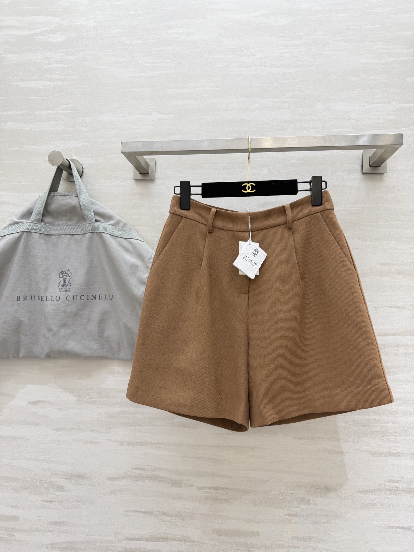 NO:775837,#Brunello Cucinell camel high-waisted A-line shorts. Italy’s most luxurious and relaxed feeling is hidden in every detail. The high-waist + pleated design instantly lifts the waistline and hides the muscles to make you look slimmer!  The A-line silhouette doesn't pick up on the leg shape, the pear-shaped figure is directly flattering, and the camel color is gentle and noble. Wear it with a vest from the same series. The old-money style outfit will instantly fill you up!  These versatile pants are suitable for commuting, going out on the street, and dating, and are suitable for all scenes!  High-quality customization, available in stock first size S/M/L (S size waist 66, hip 98, pants length 43), women's clothing, brunello cucinelli, shorts,19860909#Brunello Cucinell驼色高腰A字短裤意大利顶奢的松弛感 藏在每一处细节里 高腰+打褶设计 秒提腰线、藏肉显瘦！A字廓形不挑腿型 梨形身材直接封神 驼色温柔又显贵 和同系列马甲一套穿 老钱风穿搭直接拉满！通勤、出街、约会,全场景适配的百搭神裤！高品质定制 现货首发sizeS/M/L（s码腰围66,臀围98,裤长43）,女装,brunello cucinelli,shorts,,Women's clothing