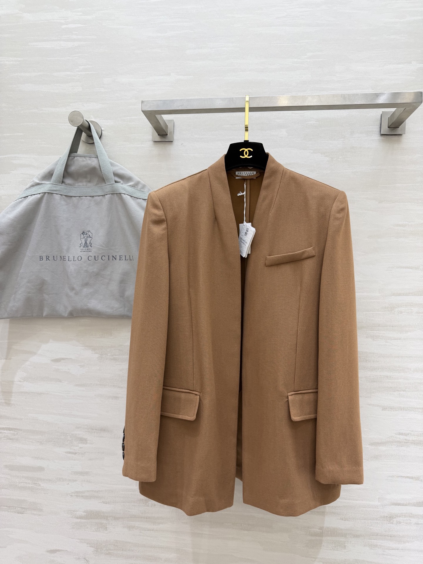 NO:775844,#Brunello Cucinell camel collarless suit is a piece that welds relaxation and high-end sense to the body. The classic camel color will never go out of style. The collarless design is more neat and gentle. The customized fabric has perfect drape. It can be worn for commuting or daily life with a lazy and noble feeling!  High-quality customization, available in stock first size S/M/L (S size bust 98, length 69), women's clothing, brunello cucinelli, business suit,19860909#Brunello Cucinell驼色无领西装 把松弛感和高级感焊在身上的一件 经典驼色永不过时 无领设计更显利落温柔 定制面料垂坠感满分 通勤/日常都能穿出慵懒贵气感！高品质定制 现货首发sizeS/M/L（s码胸围98,衣长69）,女装,brunello cucinelli,business suit,,Women's clothing