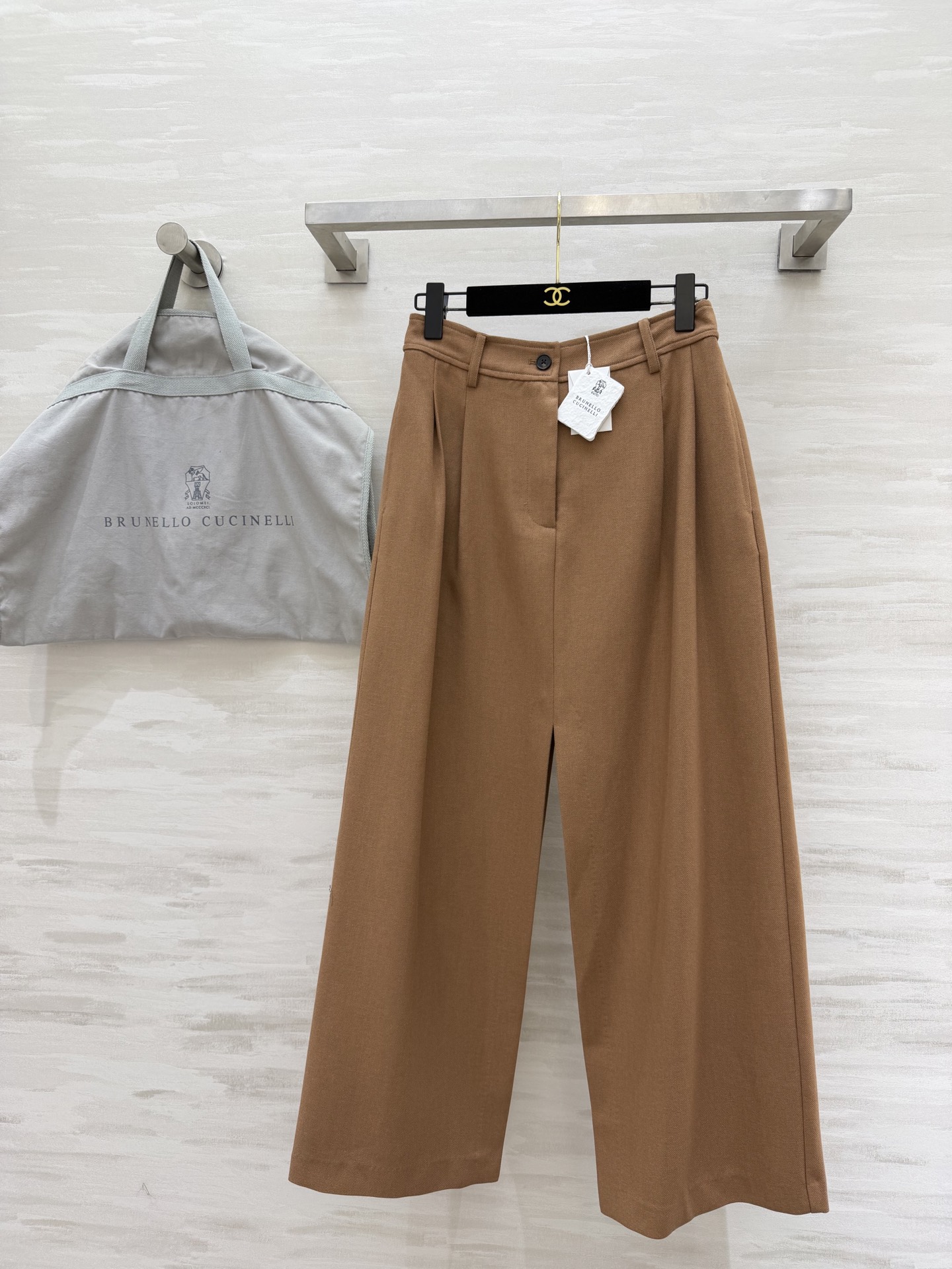 NO:775850,Brunello Cucinell camel wide-leg trousers skirt and the previous collarless suit are a perfect match!  The same color series has a high-end feel, and the drape is amazing!  The high waist + wide leg slit tailoring can transform your legs into 37-minute long legs in seconds. It covers the flesh and makes you look slimmer without picking up the shape of your legs. It is perfect for commuting and full of aura. A pair of upper body can give you a sense of Italian nobility when walking!  High-quality customization, available in stock first size S/M/L (S size waist 66, skirt length 100), women's clothing, brunello cucinelli, skirts, business suit,19860909Brunello Cucinell驼色阔腿西裤裙 和上一件无领西装是天生一对！同色系高级感拉满,垂坠感绝了！高腰+阔腿开衩剪裁,秒变三七分大长腿 遮肉显瘦不挑腿型,通勤穿气场全开 一套上身就是行走的意式贵气感！高品质定制 现货首发sizeS/M/L（s码腰围66,裙长100）,女装,brunello cucinelli,skirts,business suit,,Women's clothing