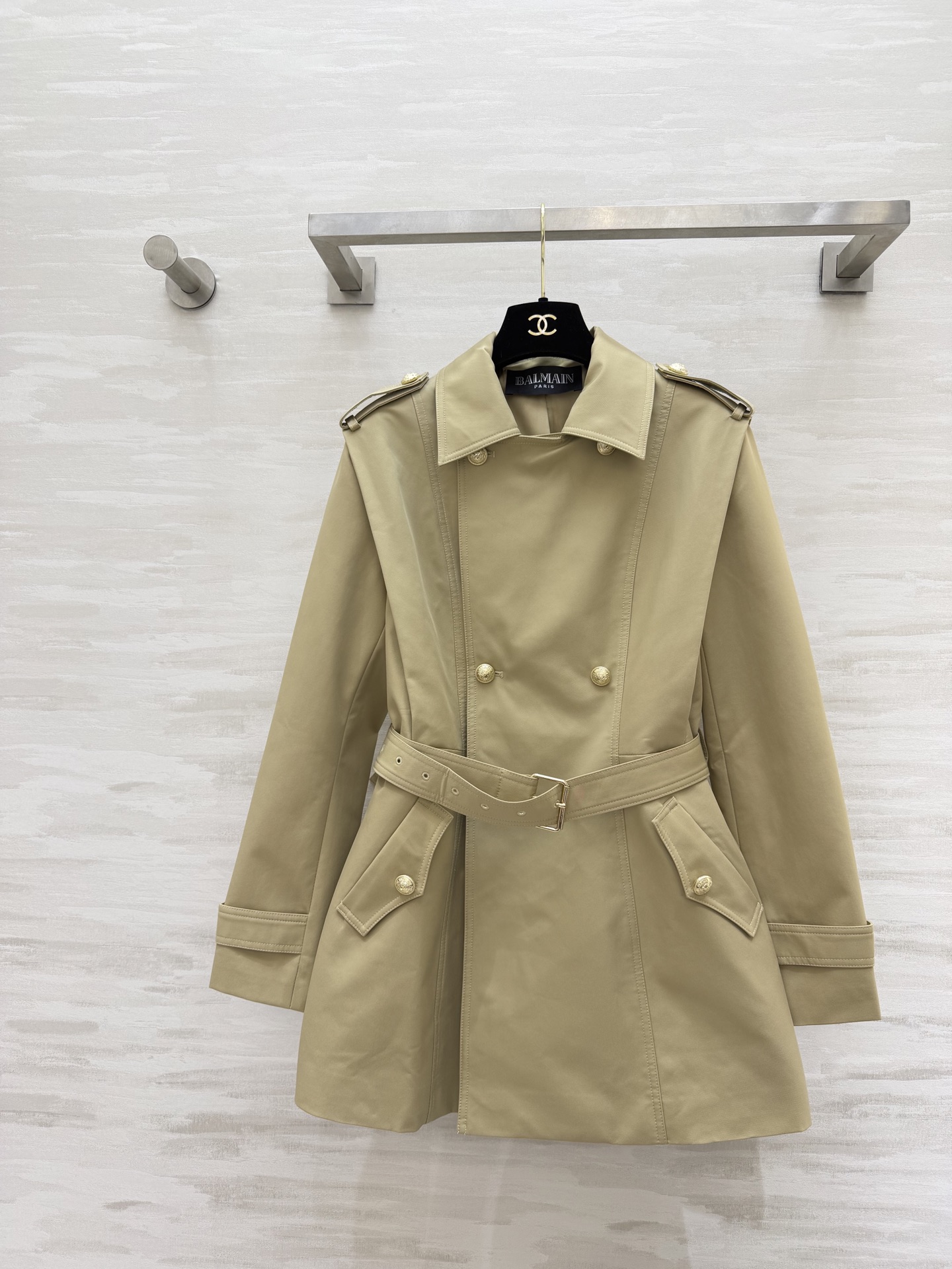 NO:775856,Balmai khaki gold button trench coat is a piece of clothing that embodies French elegance!  The classic khaki color never goes out of style. The golden button + epaulette design adds a full aura in one second. The waist-cinching belt turns into an hourglass waist in an instant!  High-quality customization, available in stock first size S/M/L (S size bust 92, length 76), Balmain-clothing, balmain, balmain, jackets & coats,19860909Balmai卡其金扣风衣外套 把法式贵气焊在身上的一件！经典卡其色永不过时 金色纽扣+肩章设计 一秒拉满气场 收腰腰带秒变沙漏腰！高品质定制 现货首发sizeS/M/L（s码胸围92,衣长76）,巴尔曼-服装,balmain,balmain,jackets & coats,,Women's clothing