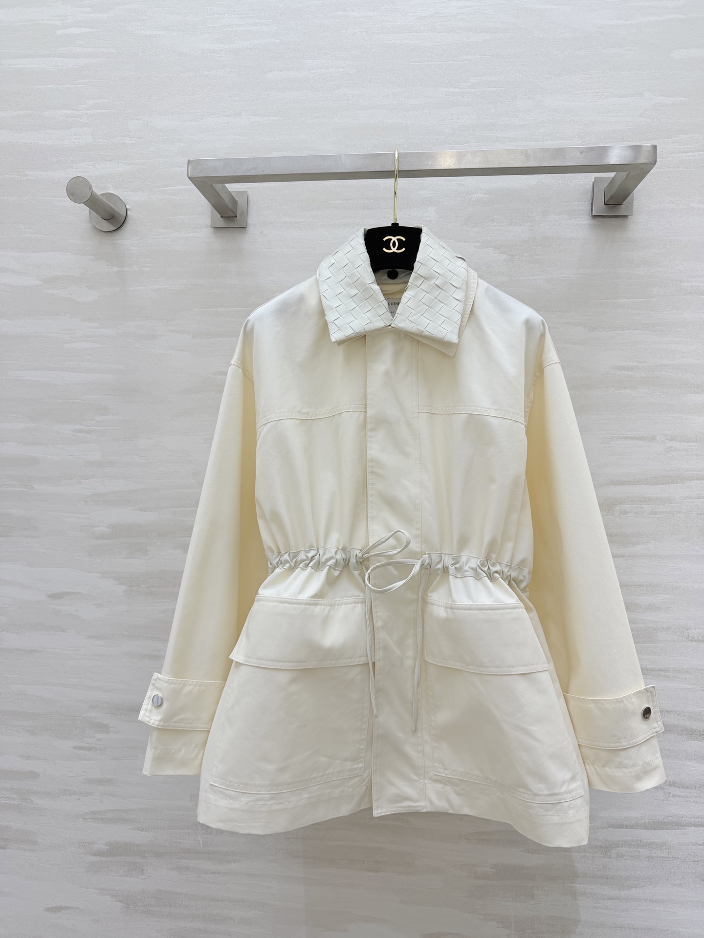 NO:775830,The BV woven collar waisted work jacket is a fairy jacket that has a relaxed and high-end feel on your body!  Available in cream white/classic black!  Detachable woven lapels, large pocket design, full of details!  The drawstring at the waist can be adjusted freely to change the proportion to 30 to 70 minutes in seconds. The fabric is crisp and not soft, making it suitable for commuting and going out on the street!  High-quality customization, available in stock first size S/M/L (S size bust 108, length 67), Bottega Veneta-clothing,bottega veneta,bottega veneta,jackets & coats,jackets & coats,19860909BV编织领收腰工装夹克松弛感和高级感焊在身上的神仙外套！奶白/经典黑两色可选！可拆卸编织翻领 大口袋设计 细节感拉满！腰间抽绳自由调节 秒变三七分比例 挺括面料不软塌,通勤/出街都能打！高品质定制 现货首发sizeS/M/L（s码胸围108,衣长67）,葆蝶家-服装,bottega veneta,bottega veneta,jackets & coats,jackets & coats,,Women's clothing