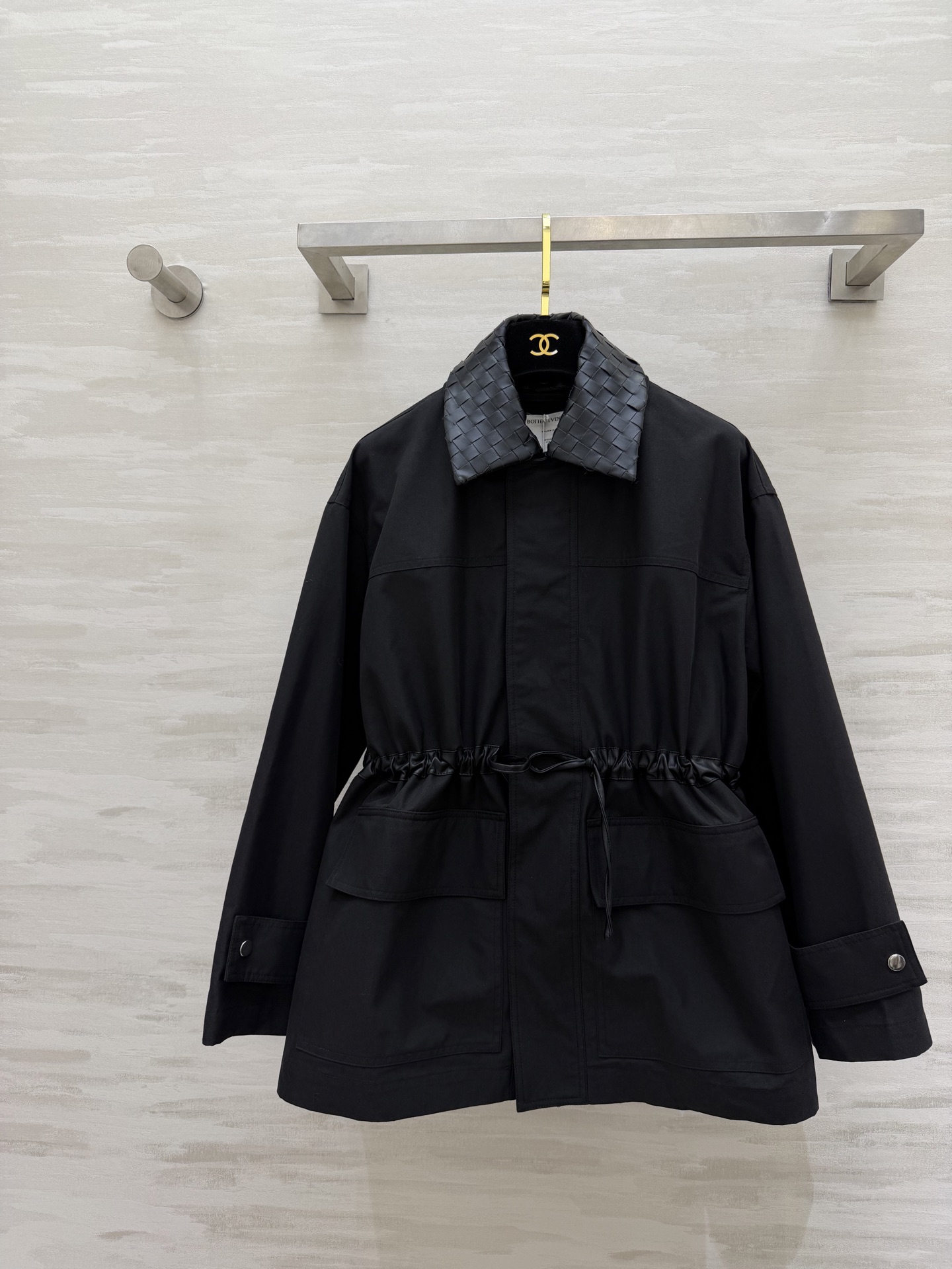 NO:775840,The BV woven collar waisted work jacket is a fairy jacket that has a relaxed and high-end feel on your body!  Available in cream white/classic black!  Detachable woven lapels, large pocket design, full of details!  The drawstring at the waist can be adjusted freely to change the proportion to 30 to 70 minutes in seconds. The fabric is crisp and not soft, making it suitable for commuting and going out on the street!  High-quality customization, available in stock first size S/M/L (S size bust 108, length 67), Bottega Veneta-clothing,bottega veneta,bottega veneta,jackets & coats,jackets & coats,19860909BV编织领收腰工装夹克松弛感和高级感焊在身上的神仙外套！奶白/经典黑两色可选！可拆卸编织翻领 大口袋设计 细节感拉满！腰间抽绳自由调节 秒变三七分比例 挺括面料不软塌,通勤/出街都能打！高品质定制 现货首发sizeS/M/L（s码胸围108,衣长67）,葆蝶家-服装,bottega veneta,bottega veneta,jackets & coats,jackets & coats,,Women's clothing